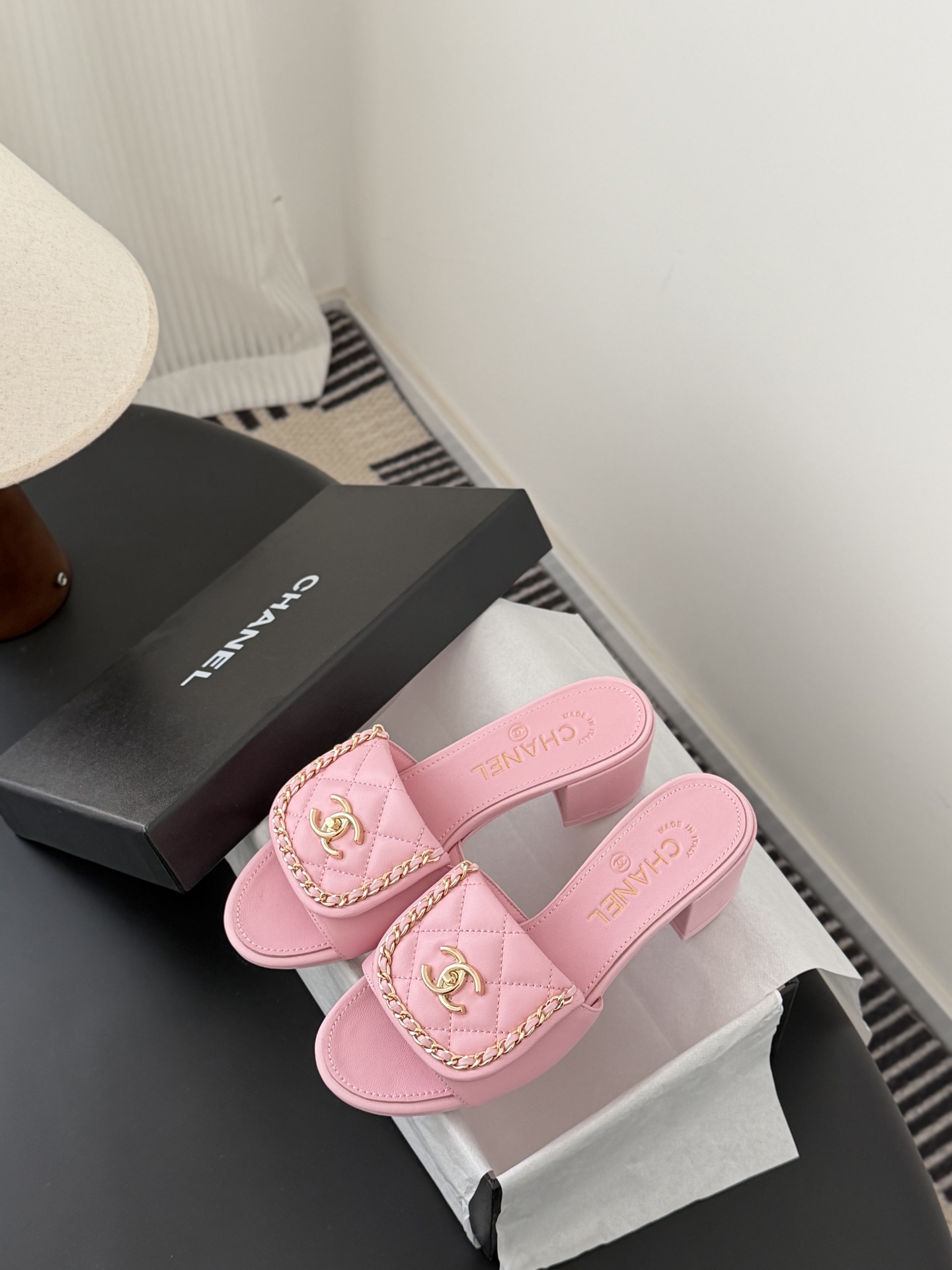 Chanel经典书包扣链条粗跟凉拖 基础样式鞋型修长秀气 小巧圆形圆头 顶端双C书包点缀 简约而不简单且