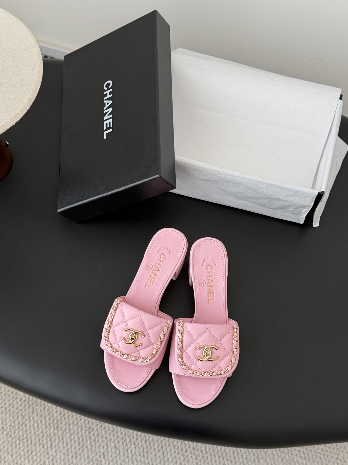 Chanel经典书包扣链条粗跟凉拖 基础样式鞋型修长秀气 小巧圆形圆头 顶端双C书包点缀 简约而不简单且