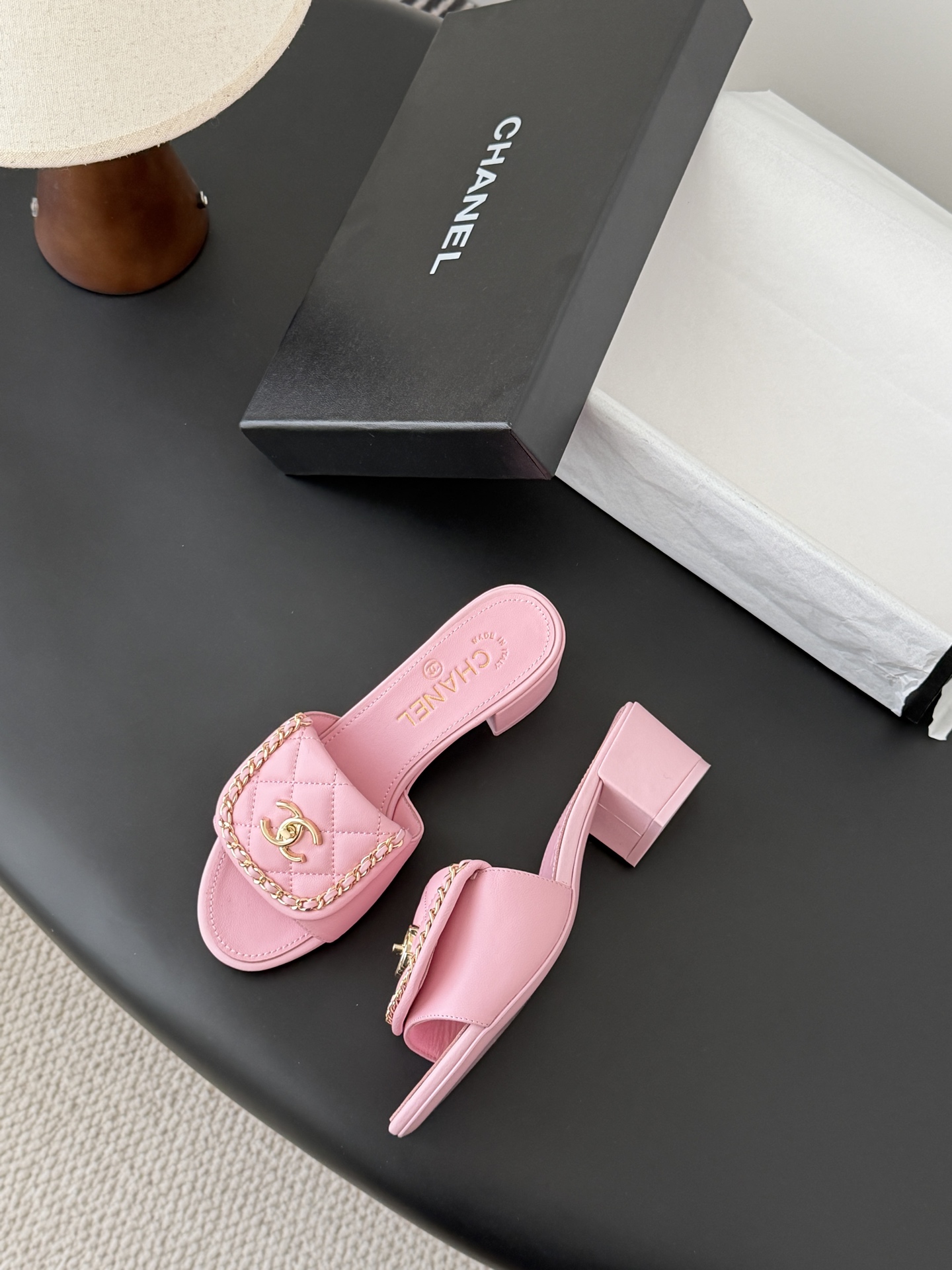 Chanel经典书包扣链条粗跟凉拖 基础样式鞋型修长秀气 小巧圆形圆头 顶端双C书包点缀 简约而不简单且