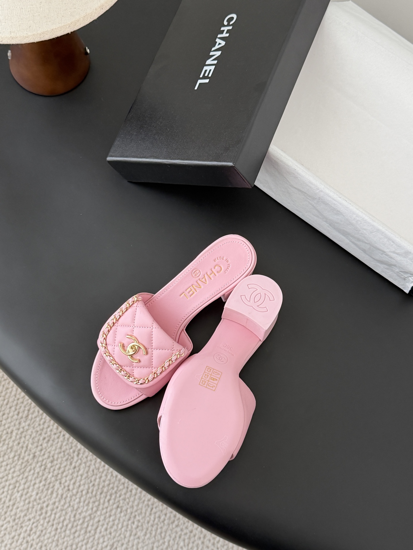 Chanel经典书包扣链条粗跟凉拖 基础样式鞋型修长秀气 小巧圆形圆头 顶端双C书包点缀 简约而不简单且