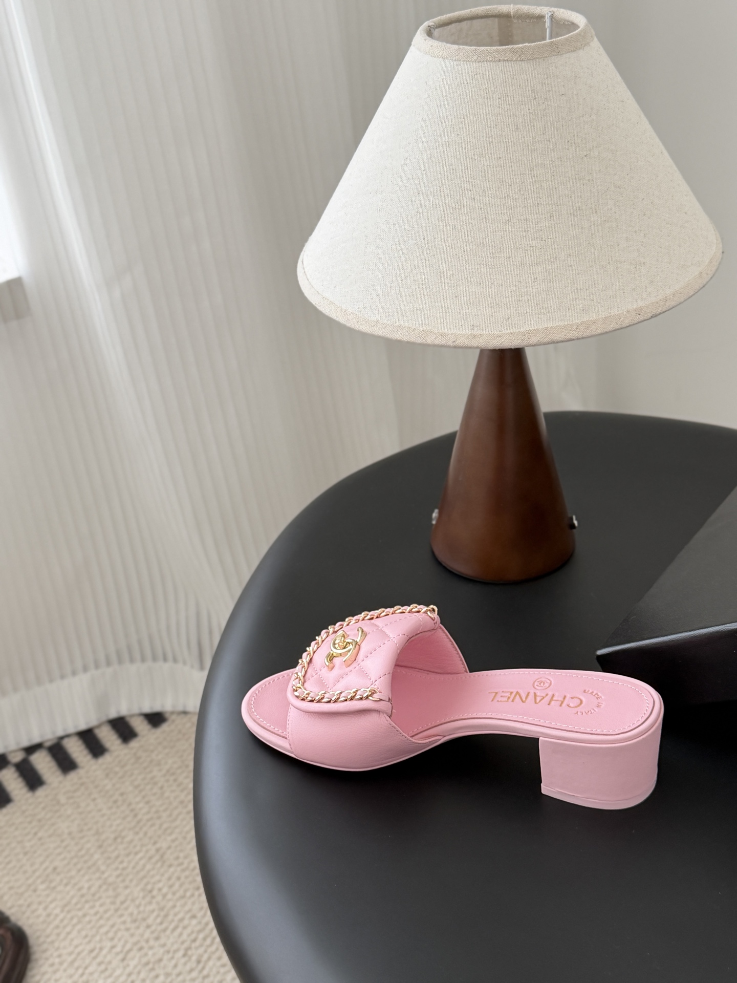 Chanel经典书包扣链条粗跟凉拖 基础样式鞋型修长秀气 小巧圆形圆头 顶端双C书包点缀 简约而不简单且