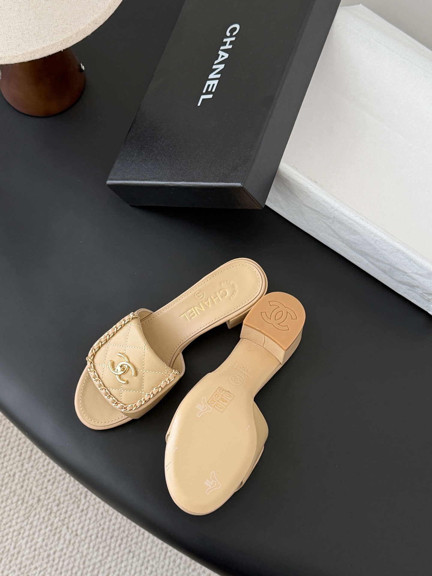 Chanel经典书包扣链条粗跟凉拖 基础样式鞋型修长秀气 小巧圆形圆头 顶端双C书包点缀 简约而不简单且