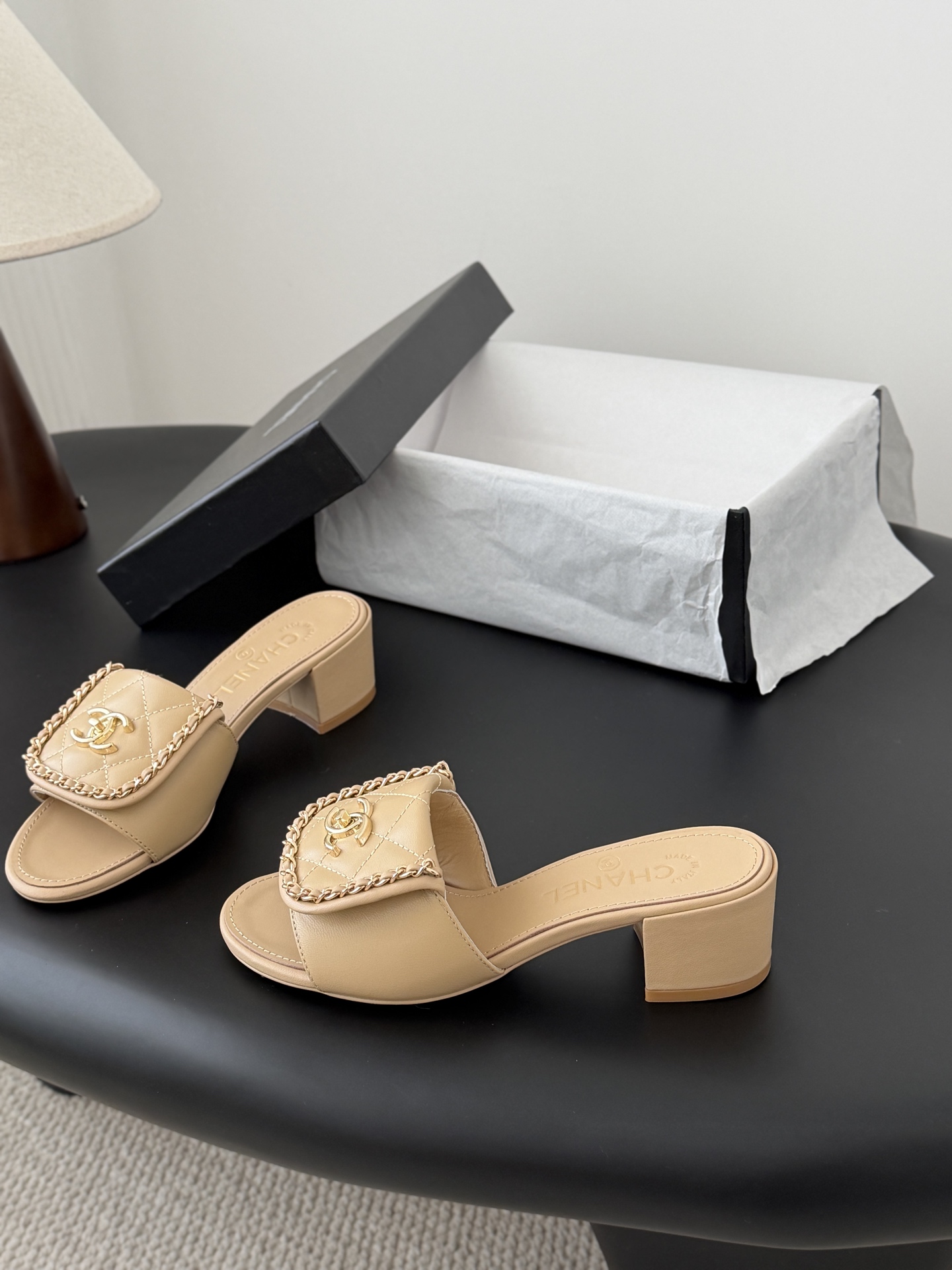 Chanel经典书包扣链条粗跟凉拖 基础样式鞋型修长秀气 小巧圆形圆头 顶端双C书包点缀 简约而不简单且