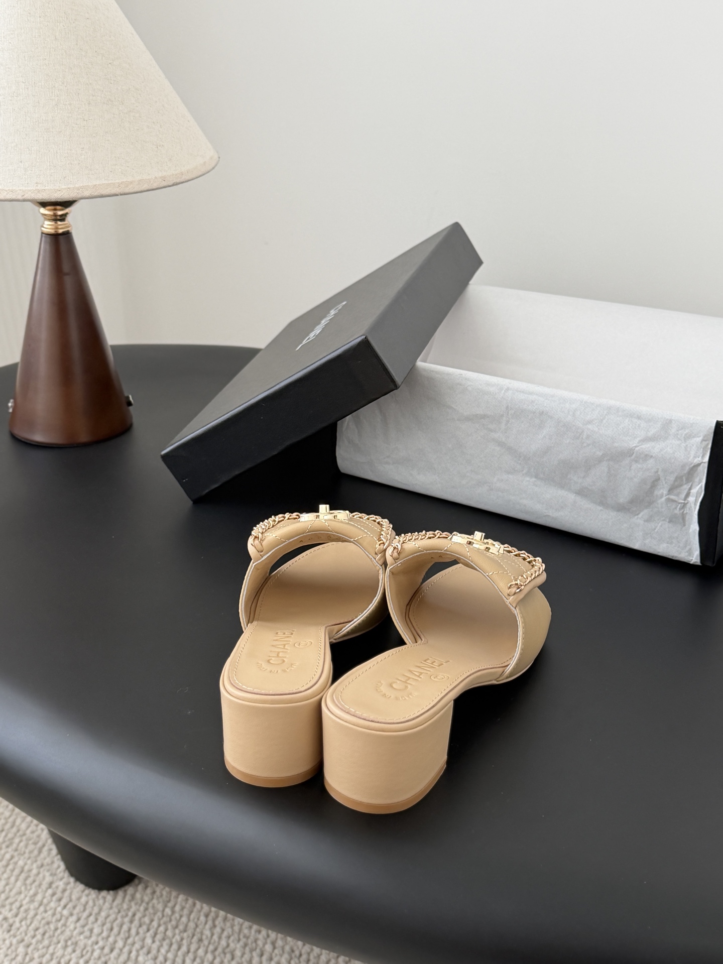 Chanel经典书包扣链条粗跟凉拖 基础样式鞋型修长秀气 小巧圆形圆头 顶端双C书包点缀 简约而不简单且