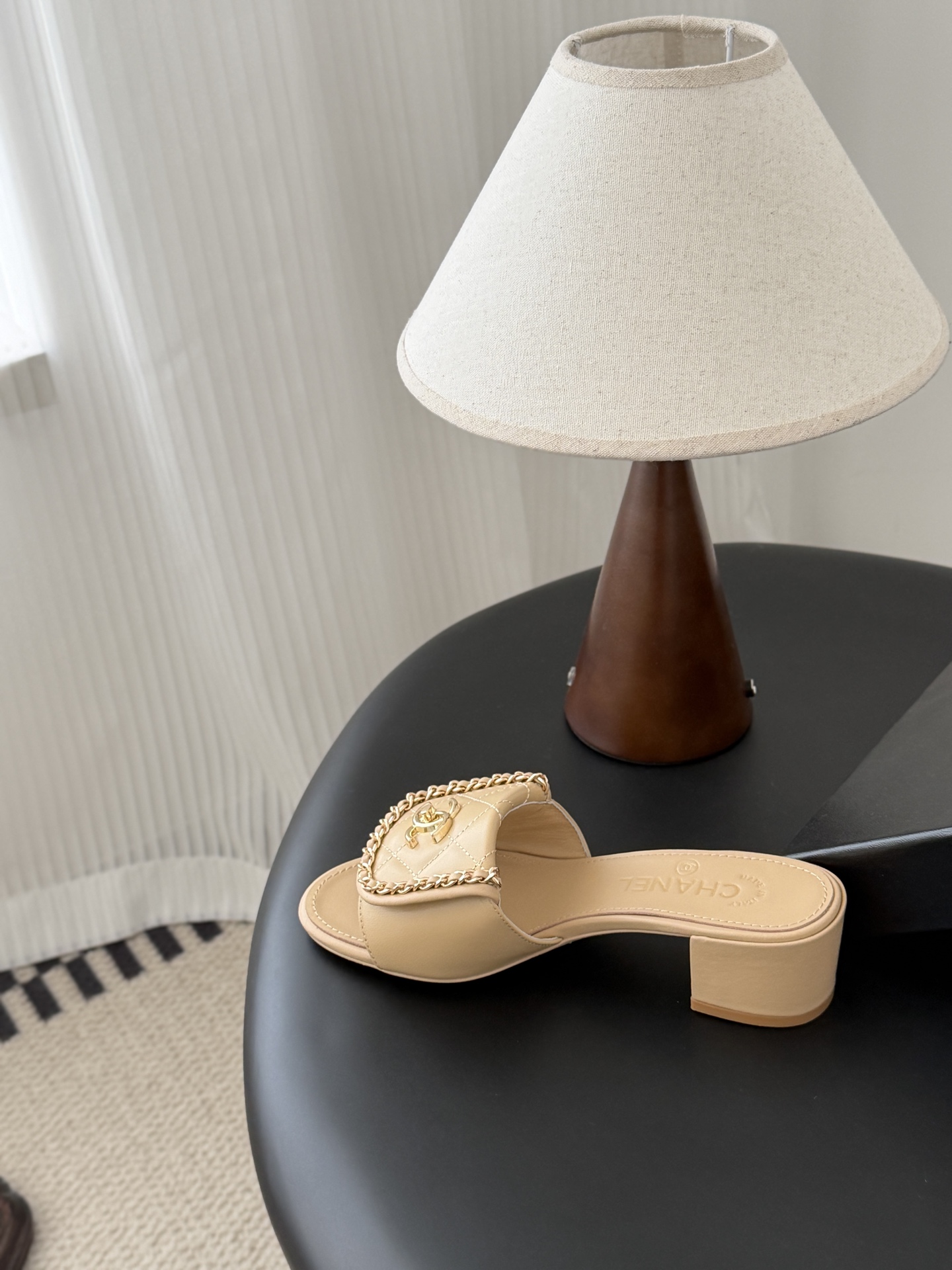 Chanel经典书包扣链条粗跟凉拖 基础样式鞋型修长秀气 小巧圆形圆头 顶端双C书包点缀 简约而不简单且