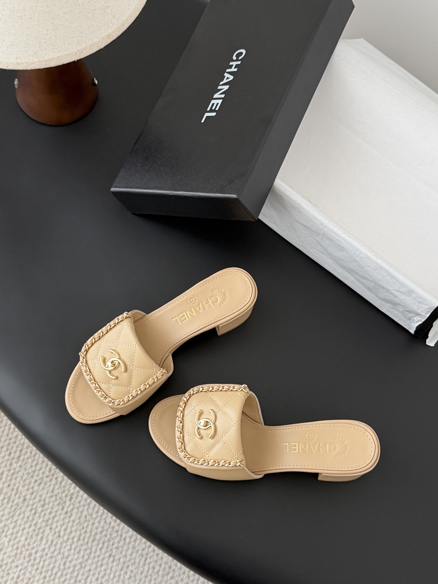 Chanel经典书包扣链条粗跟凉拖 基础样式鞋型修长秀气 小巧圆形圆头 顶端双C书包点缀 简约而不简单且