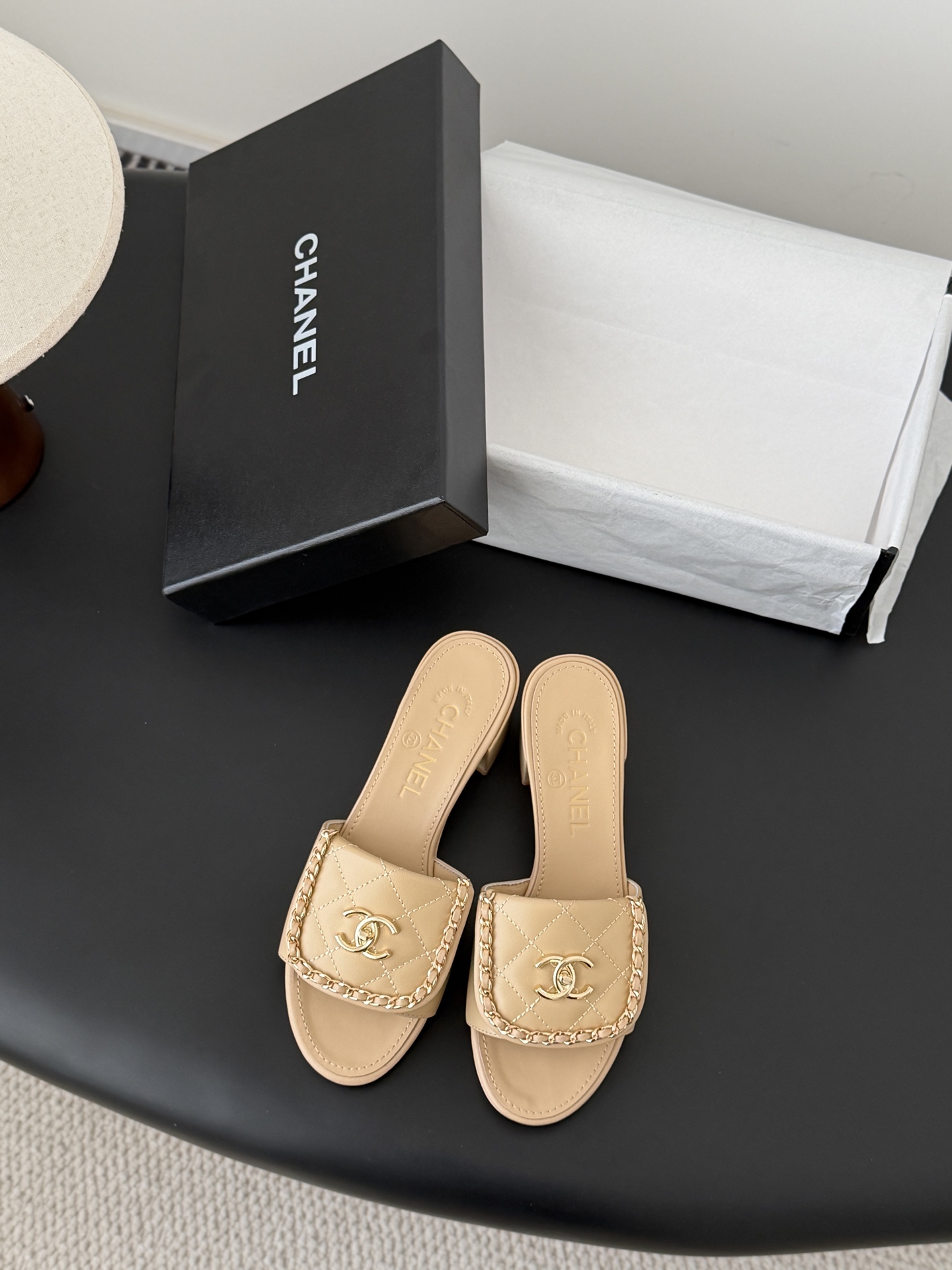 Chanel经典书包扣链条粗跟凉拖 基础样式鞋型修长秀气 小巧圆形圆头 顶端双C书包点缀 简约而不简单且