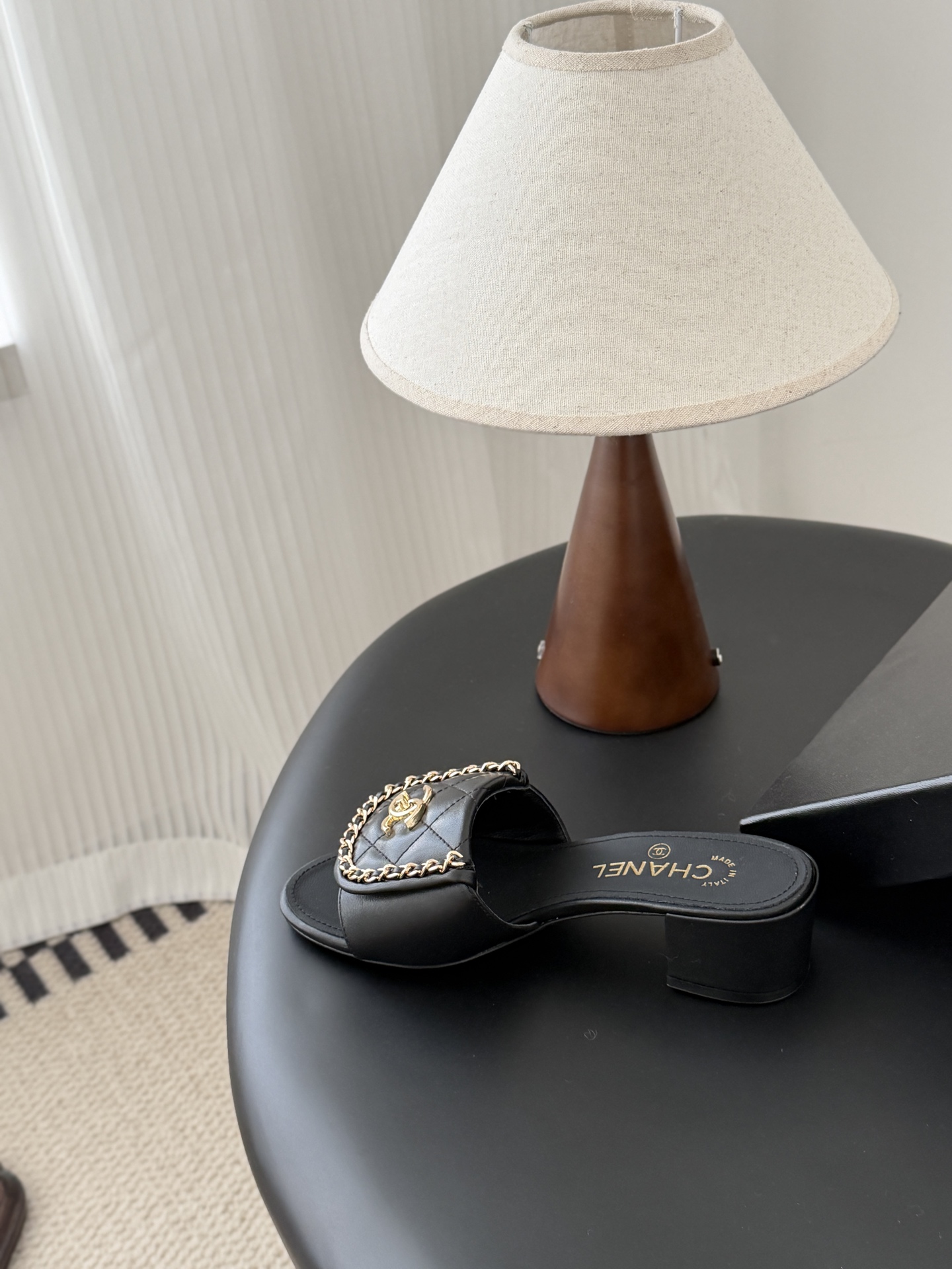 Chanel经典书包扣链条粗跟凉拖 基础样式鞋型修长秀气 小巧圆形圆头 顶端双C书包点缀 简约而不简单且