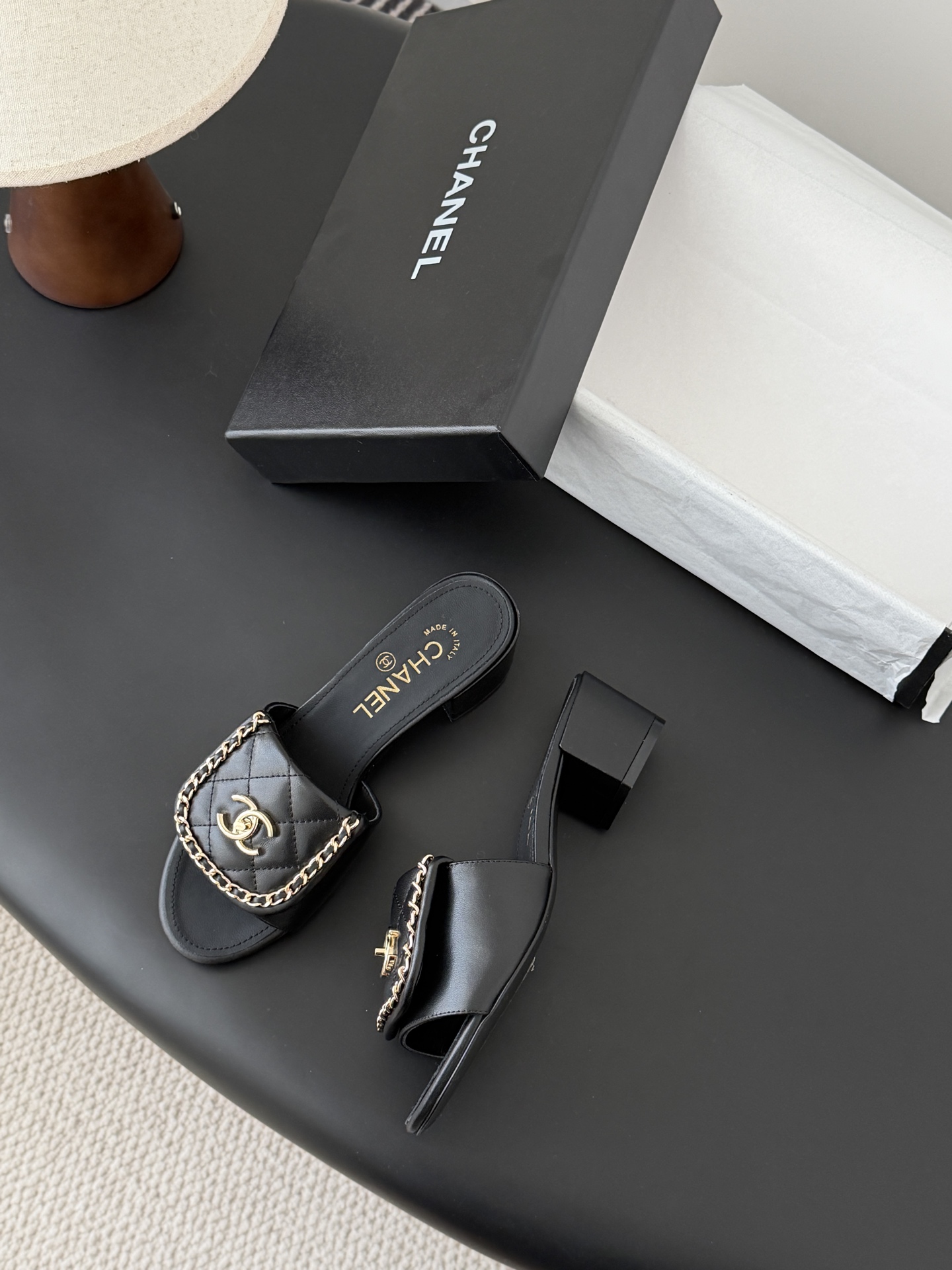 Chanel经典书包扣链条粗跟凉拖 基础样式鞋型修长秀气 小巧圆形圆头 顶端双C书包点缀 简约而不简单且