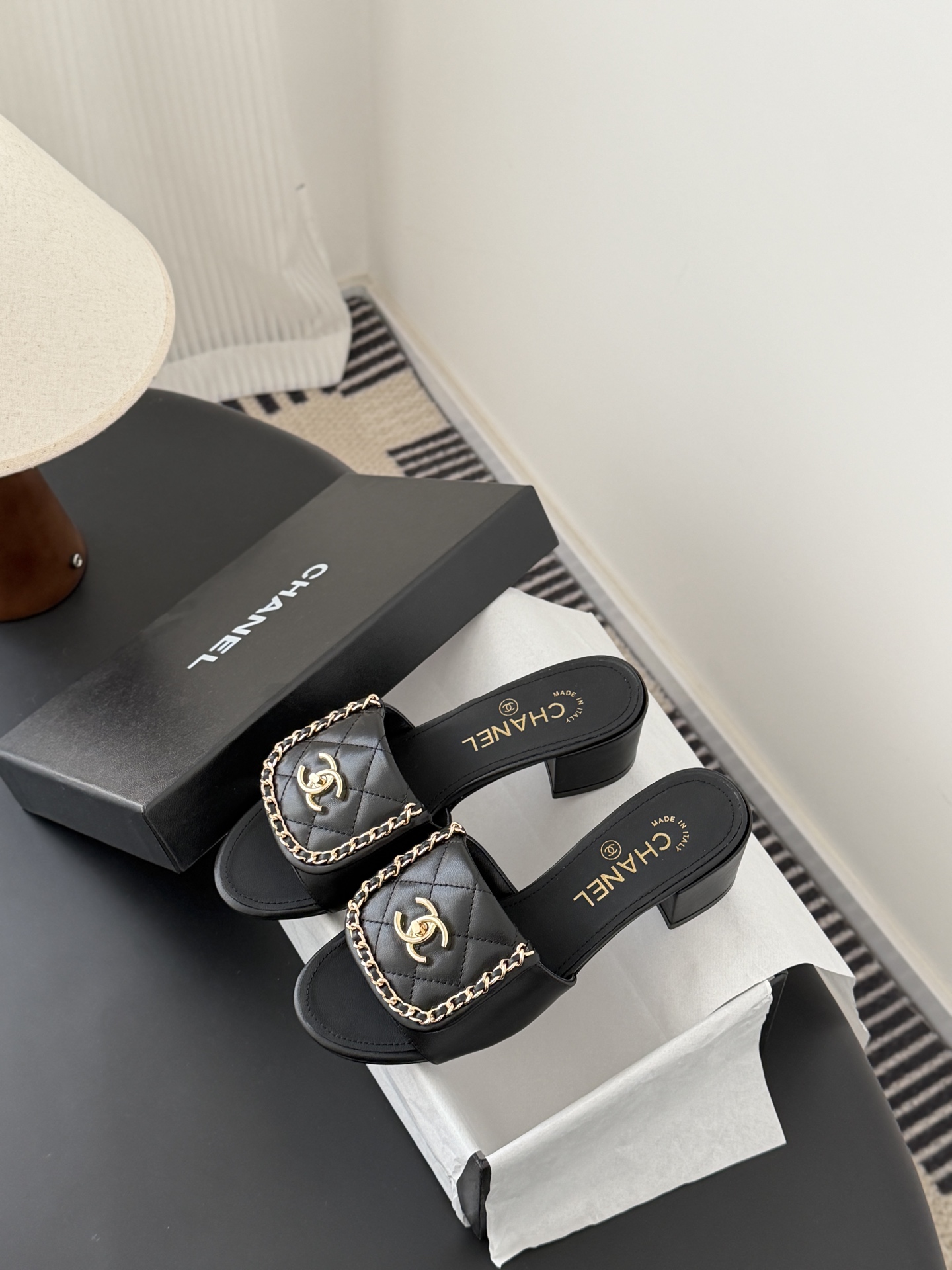 Chanel经典书包扣链条粗跟凉拖 基础样式鞋型修长秀气 小巧圆形圆头 顶端双C书包点缀 简约而不简单且