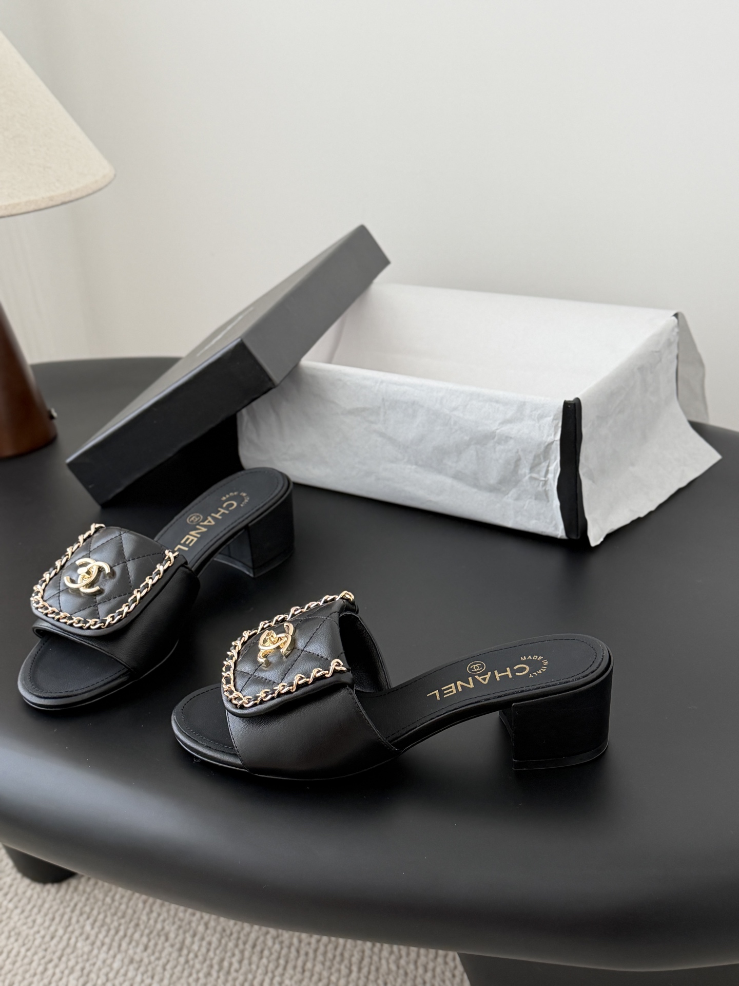 Chanel经典书包扣链条粗跟凉拖 基础样式鞋型修长秀气 小巧圆形圆头 顶端双C书包点缀 简约而不简单且
