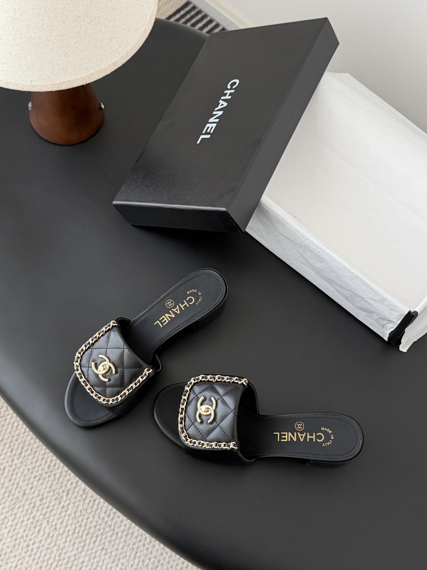 Chanel经典书包扣链条粗跟凉拖 基础样式鞋型修长秀气 小巧圆形圆头 顶端双C书包点缀 简约而不简单且