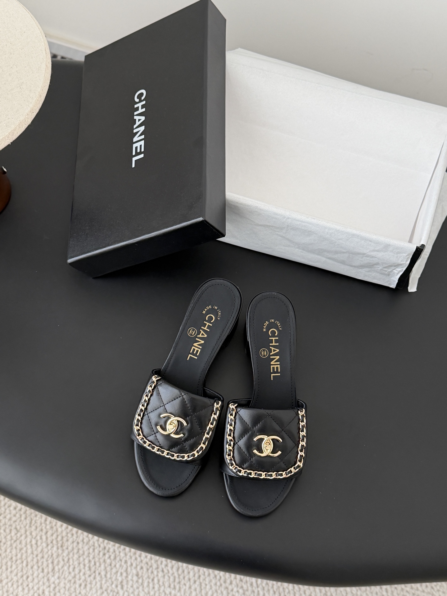 NO:705771,Chanel classic school bag buckle chain thick heel sandals, basic style shoe shape, slender and delicate, small round toe, double C school bag embellishment at the top, simple but not simple and elegant!  Versatile temperament, wool lining, sheepskin upper, Italian genuine leather outsole Size 35-39 (other sizes cannot be returned or exchanged), slippers, chanel, slippers, sheepskin, Leather soles19860909Chanel经典书包扣链条粗跟凉拖  基础样式鞋型修长秀气 小巧圆形圆头 顶端双C书包点缀 简约而不简单且不失优雅！百搭气质 内里羊毛 鞋面羊皮 意大利真皮大底 Size35-39（其他码数定做不退换）,拖鞋,chanel,slippers,sheepskin,Leather soles,Women's Shoes