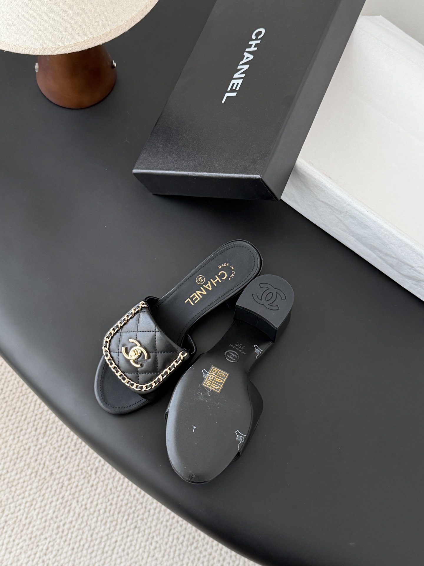 Chanel经典书包扣链条粗跟凉拖 基础样式鞋型修长秀气 小巧圆形圆头 顶端双C书包点缀 简约而不简单且