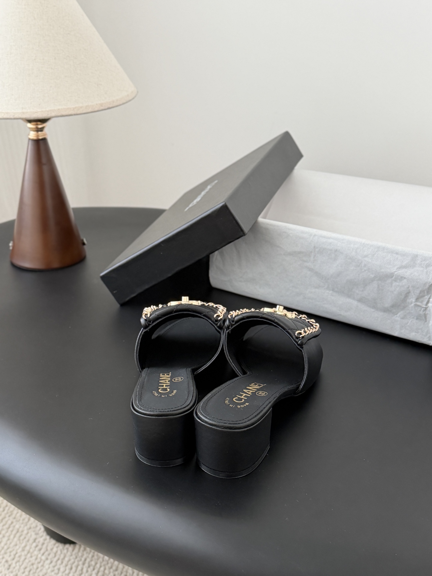 Chanel经典书包扣链条粗跟凉拖 基础样式鞋型修长秀气 小巧圆形圆头 顶端双C书包点缀 简约而不简单且