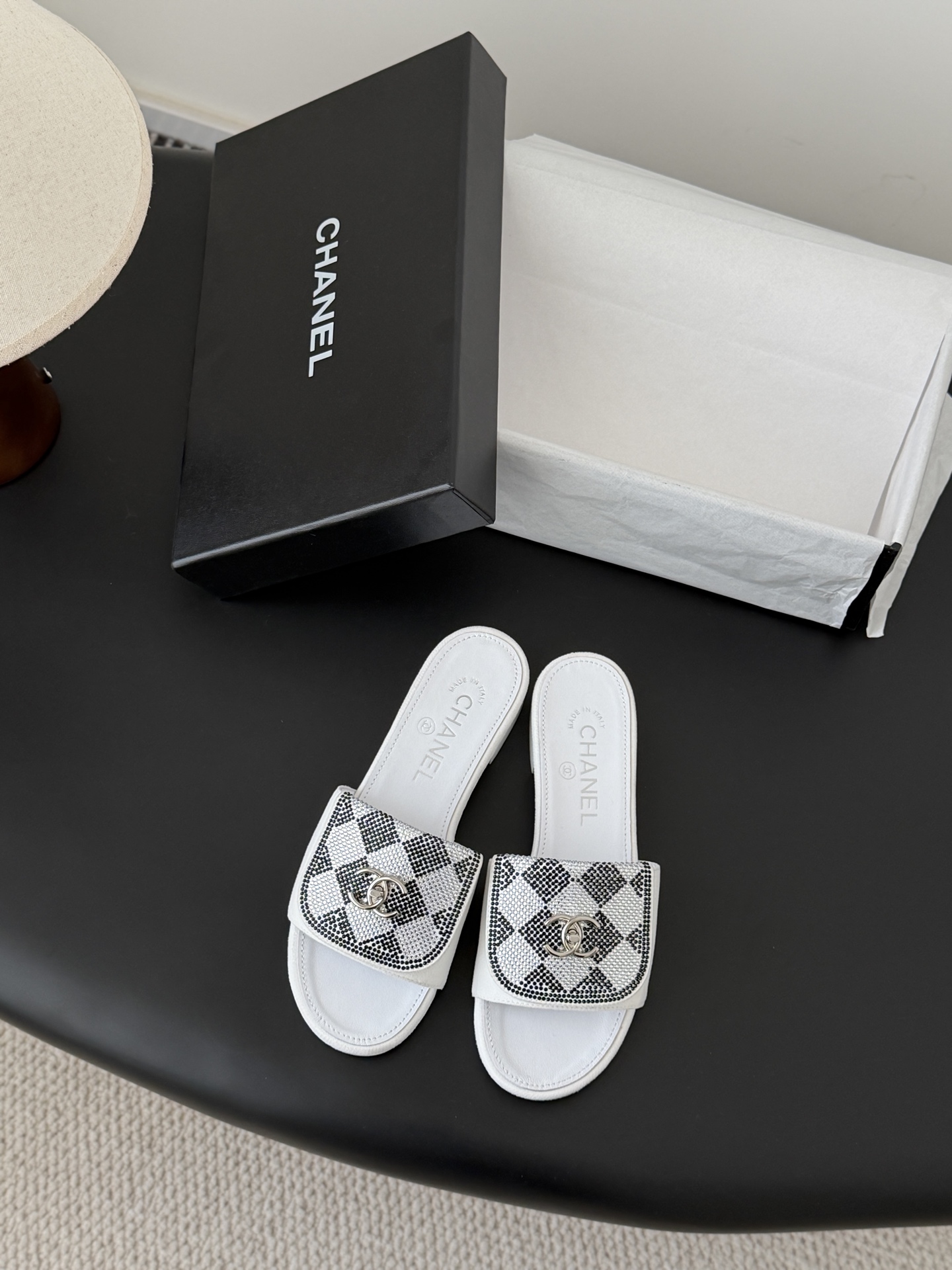 Chanel经典书包扣钻面拖鞋 基础样式鞋型修长秀气 小巧圆形圆头 顶端双C书包点缀 简约而不简单且不失