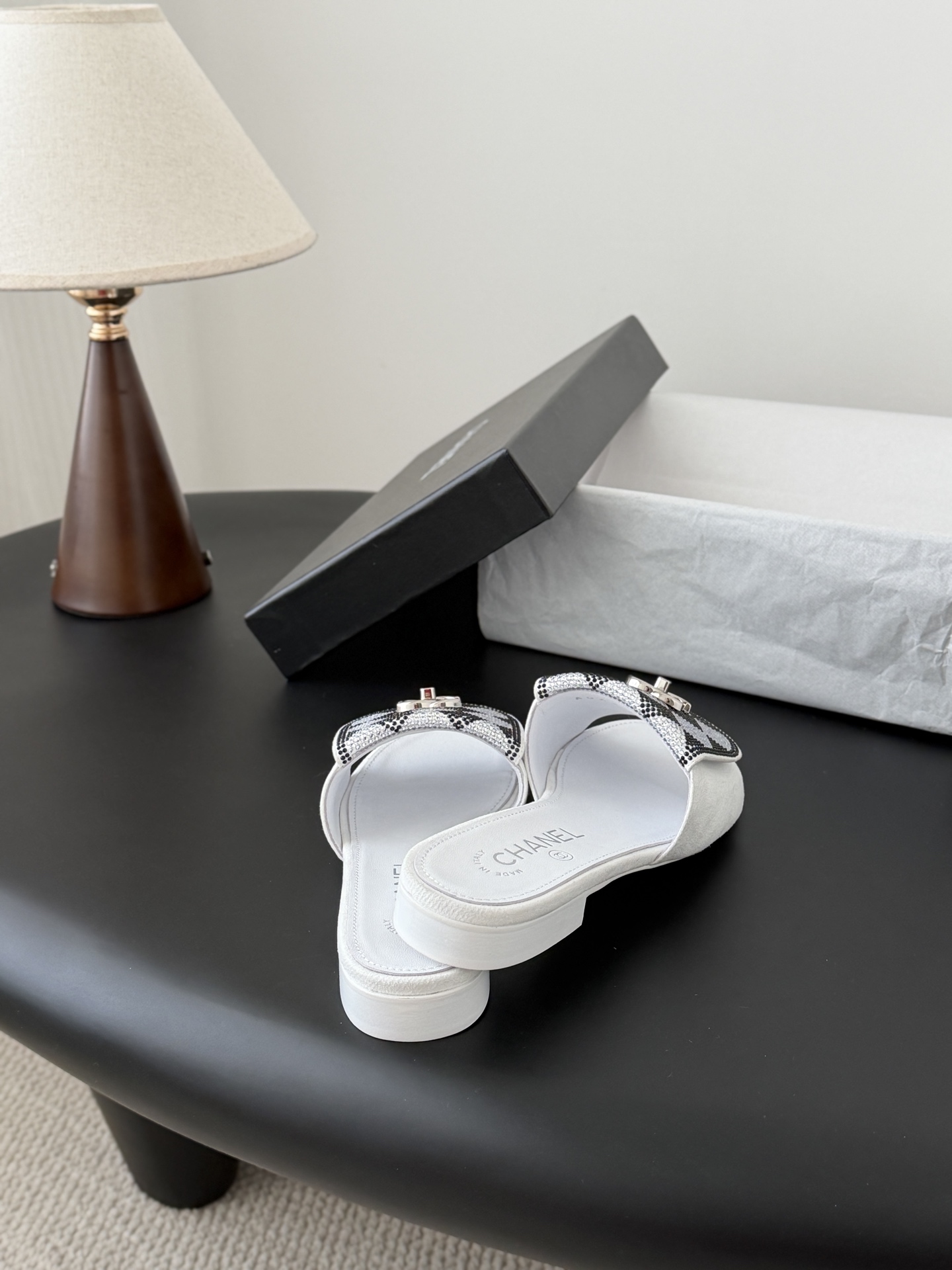 Chanel经典书包扣钻面拖鞋 基础样式鞋型修长秀气 小巧圆形圆头 顶端双C书包点缀 简约而不简单且不失