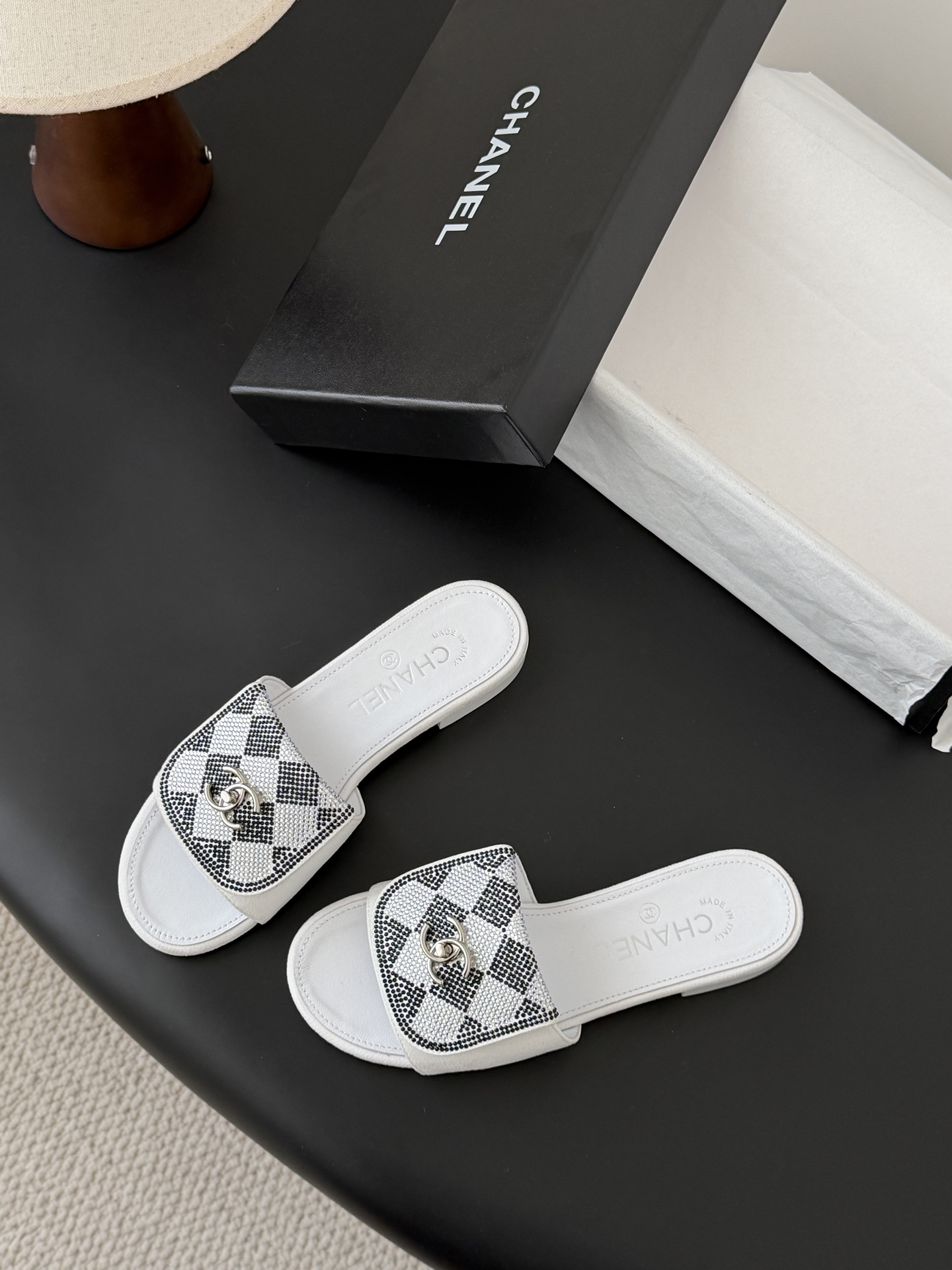 Chanel经典书包扣钻面拖鞋 基础样式鞋型修长秀气 小巧圆形圆头 顶端双C书包点缀 简约而不简单且不失