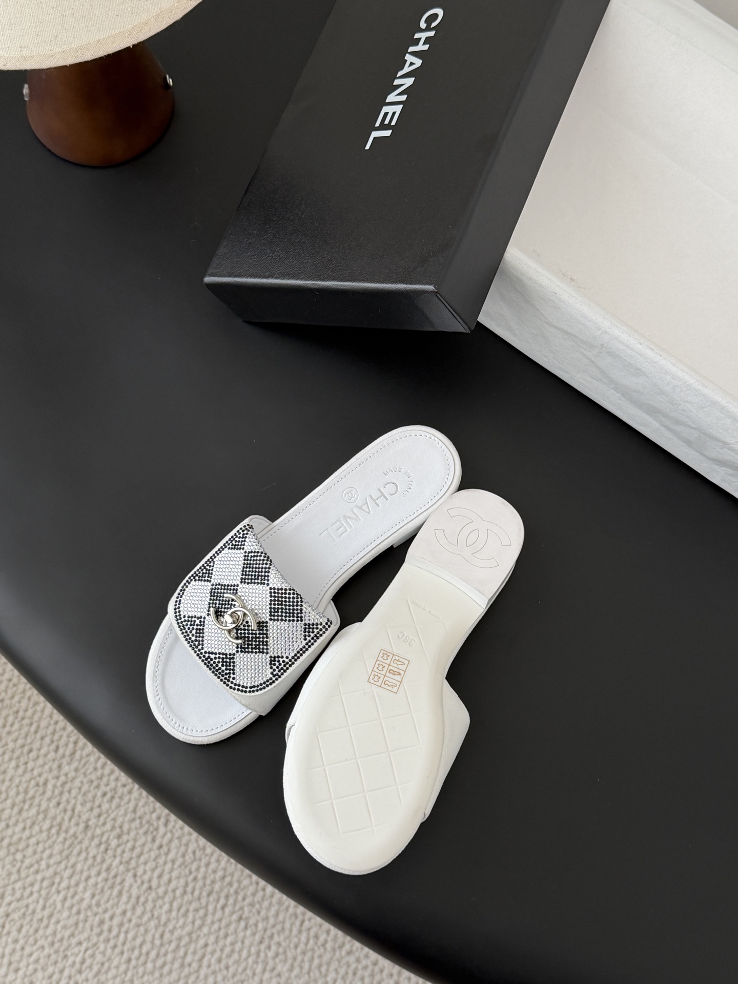 Chanel经典书包扣钻面拖鞋 基础样式鞋型修长秀气 小巧圆形圆头 顶端双C书包点缀 简约而不简单且不失