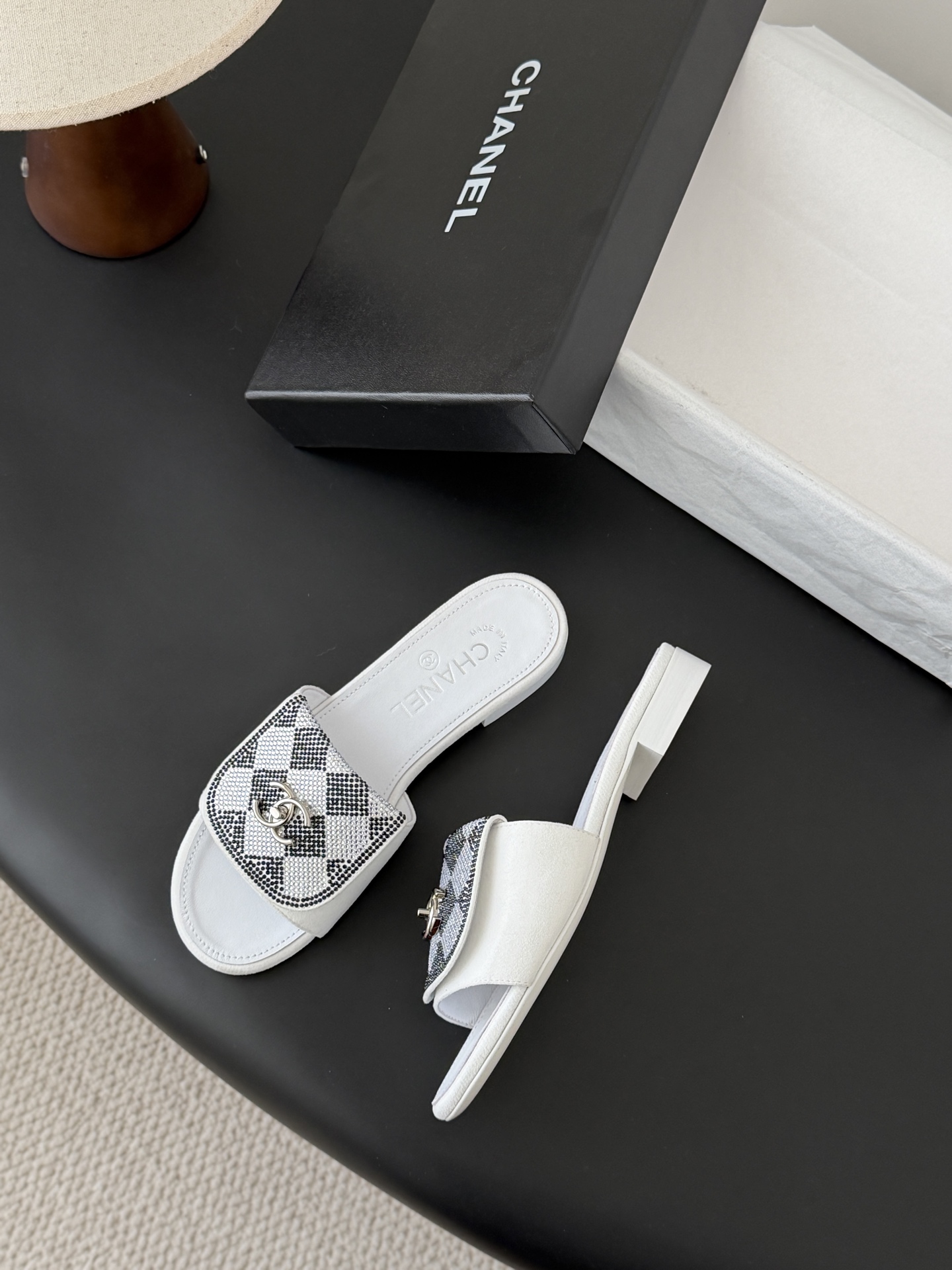 Chanel经典书包扣钻面拖鞋 基础样式鞋型修长秀气 小巧圆形圆头 顶端双C书包点缀 简约而不简单且不失