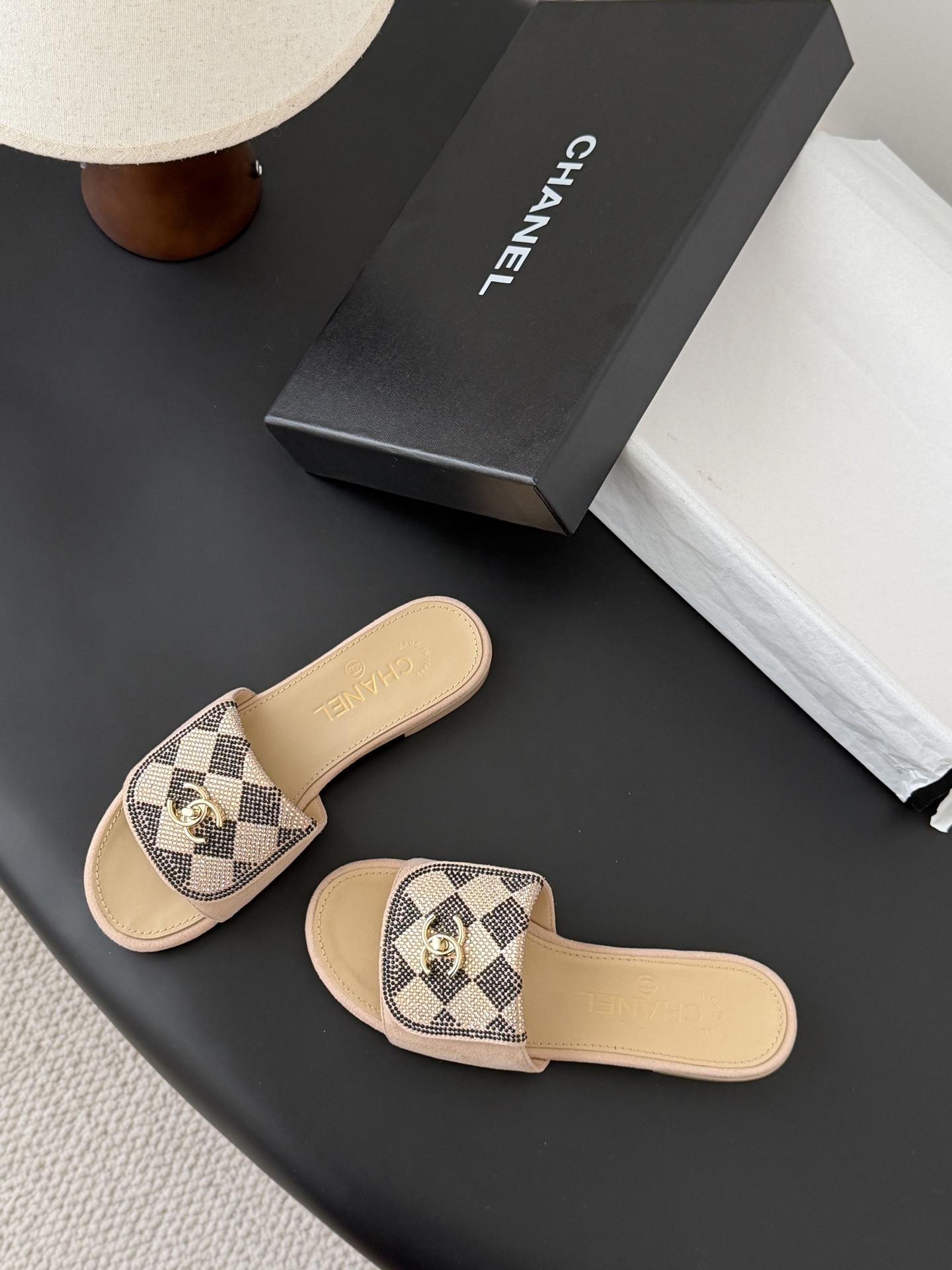 Chanel经典书包扣钻面拖鞋 基础样式鞋型修长秀气 小巧圆形圆头 顶端双C书包点缀 简约而不简单且不失