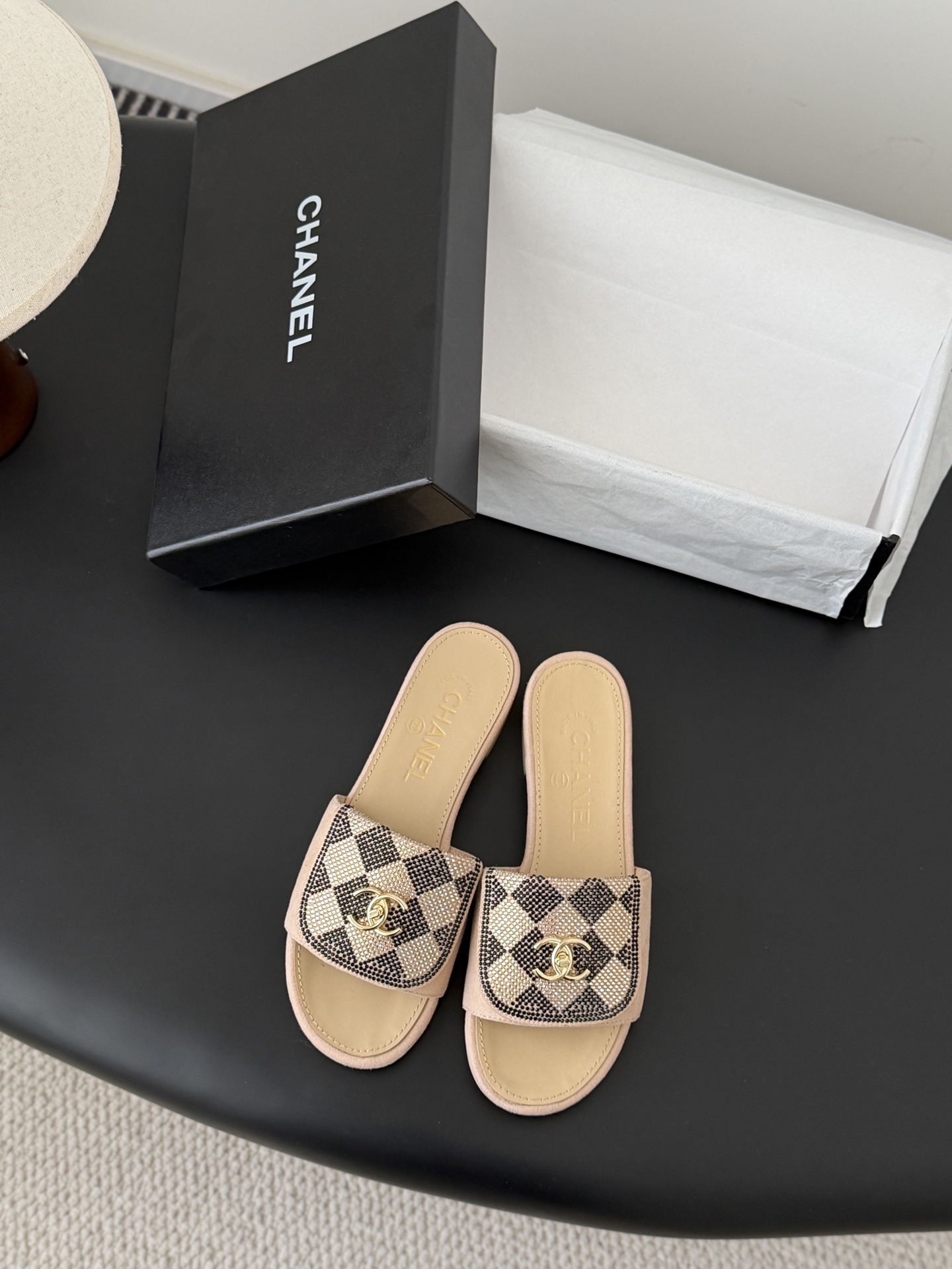 Chanel经典书包扣钻面拖鞋 基础样式鞋型修长秀气 小巧圆形圆头 顶端双C书包点缀 简约而不简单且不失