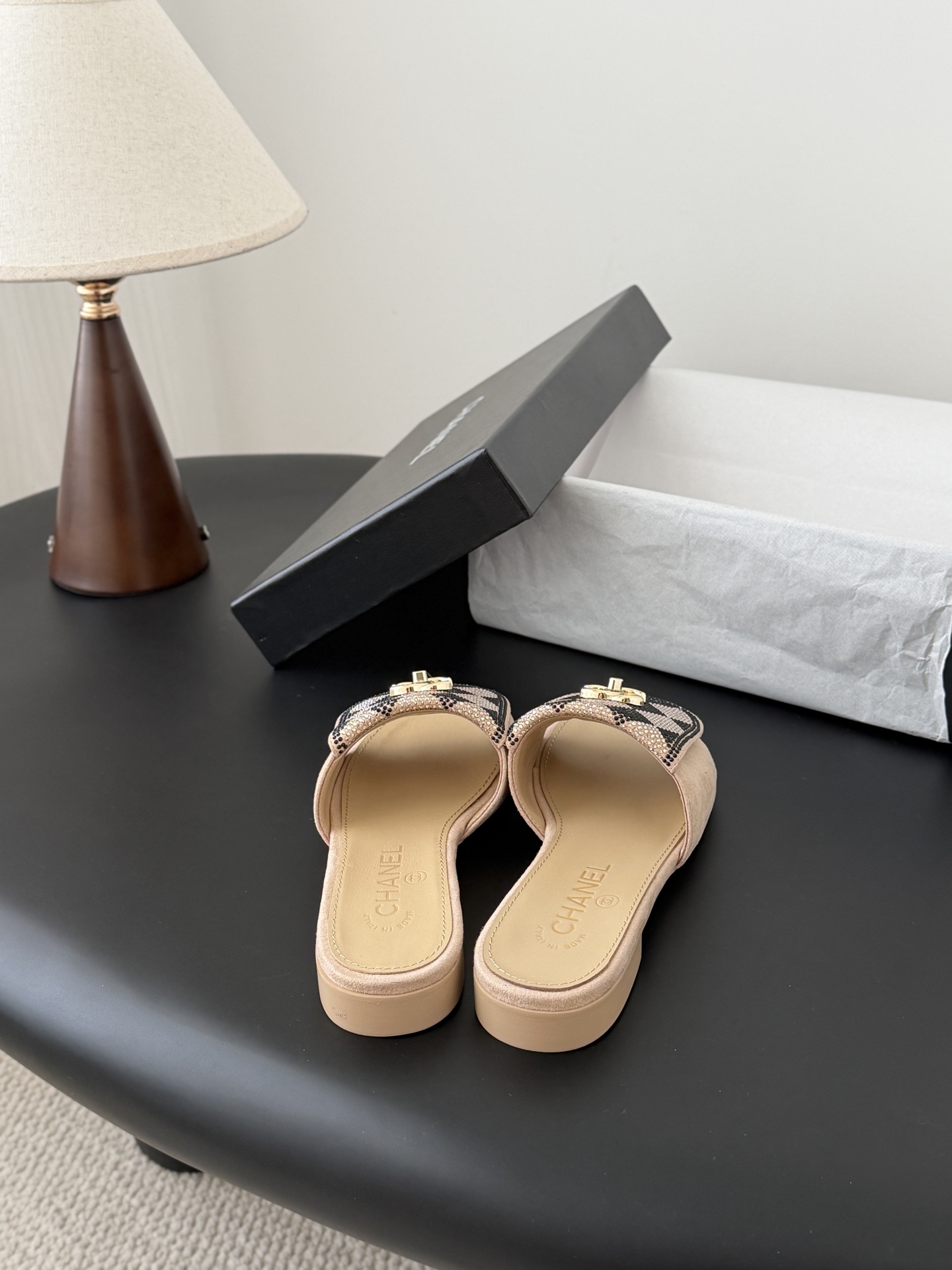 Chanel经典书包扣钻面拖鞋 基础样式鞋型修长秀气 小巧圆形圆头 顶端双C书包点缀 简约而不简单且不失