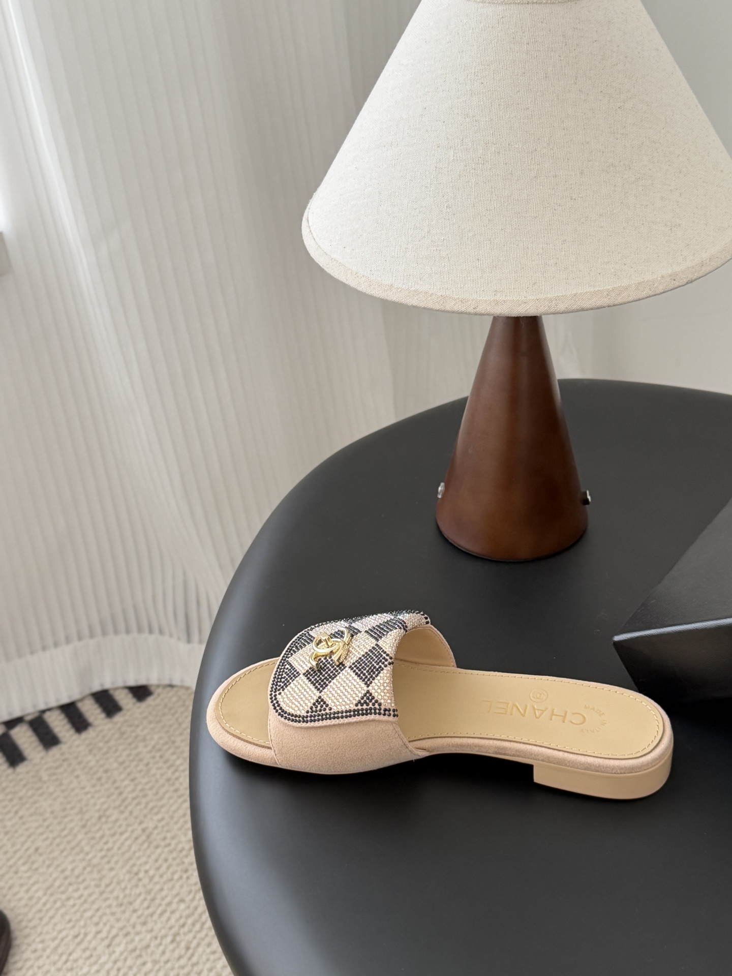 Chanel经典书包扣钻面拖鞋 基础样式鞋型修长秀气 小巧圆形圆头 顶端双C书包点缀 简约而不简单且不失