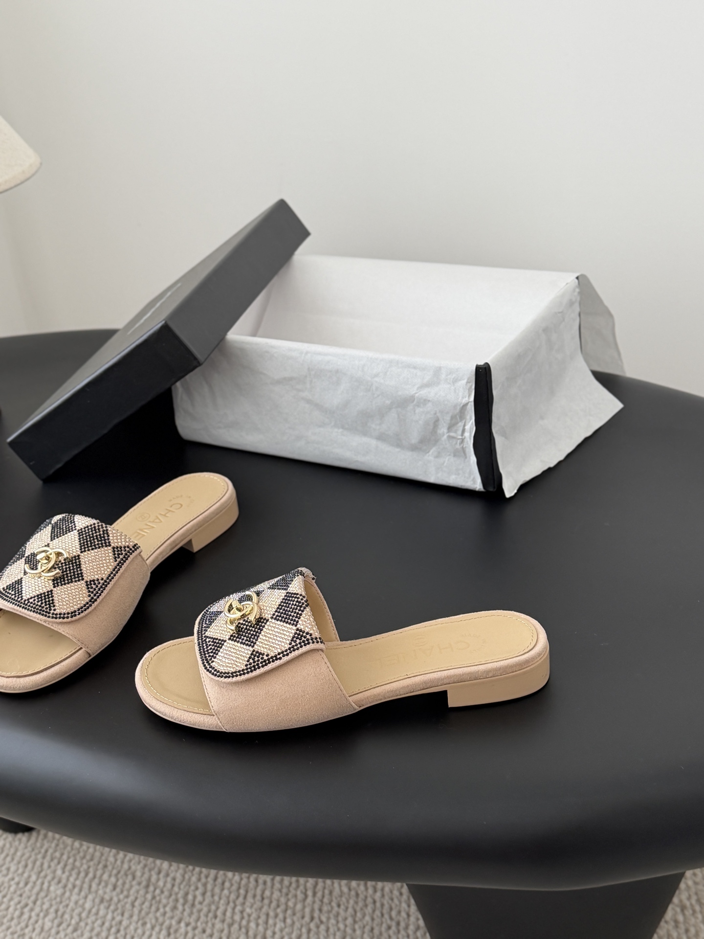 Chanel经典书包扣钻面拖鞋 基础样式鞋型修长秀气 小巧圆形圆头 顶端双C书包点缀 简约而不简单且不失