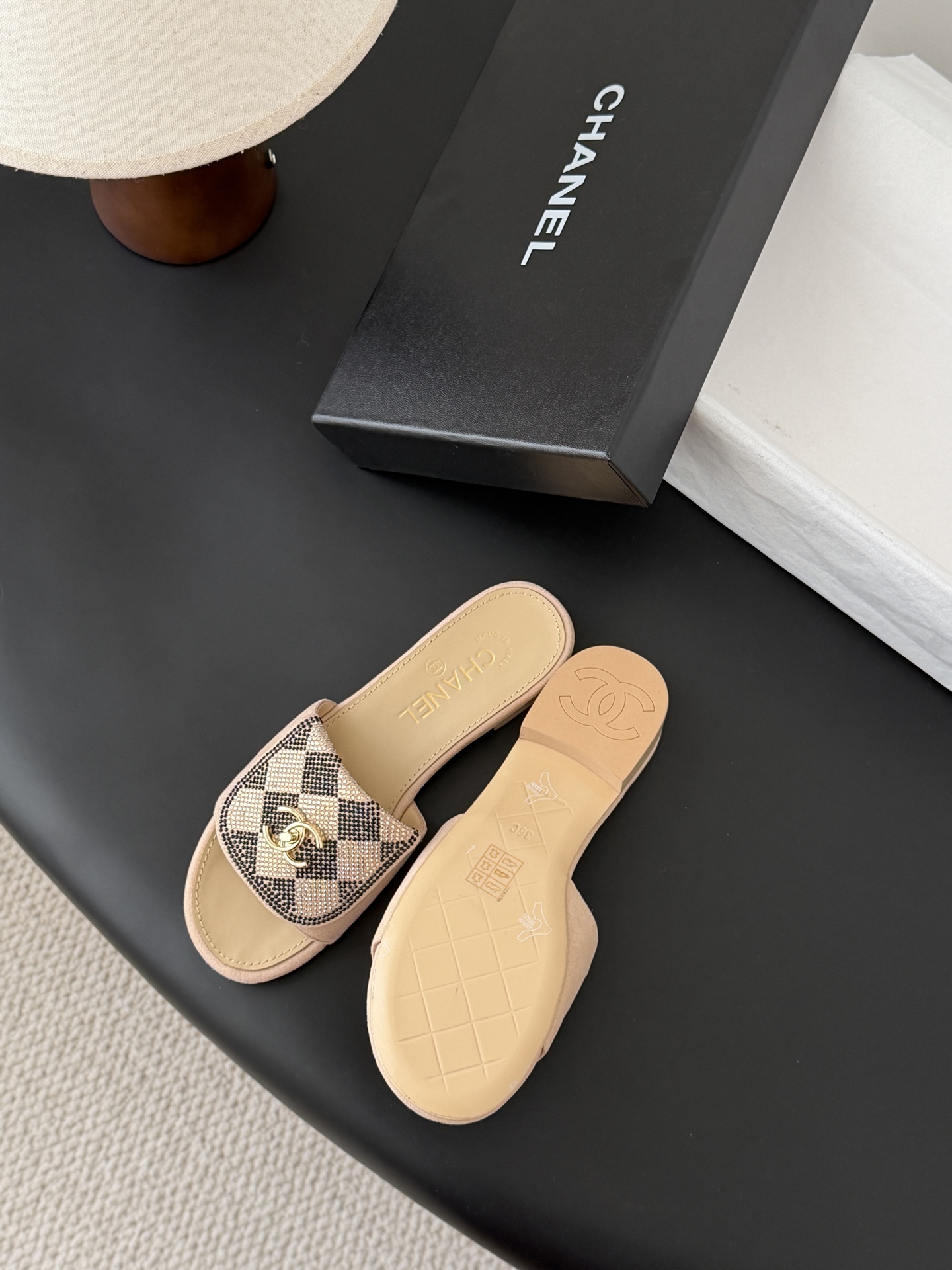 Chanel经典书包扣钻面拖鞋 基础样式鞋型修长秀气 小巧圆形圆头 顶端双C书包点缀 简约而不简单且不失
