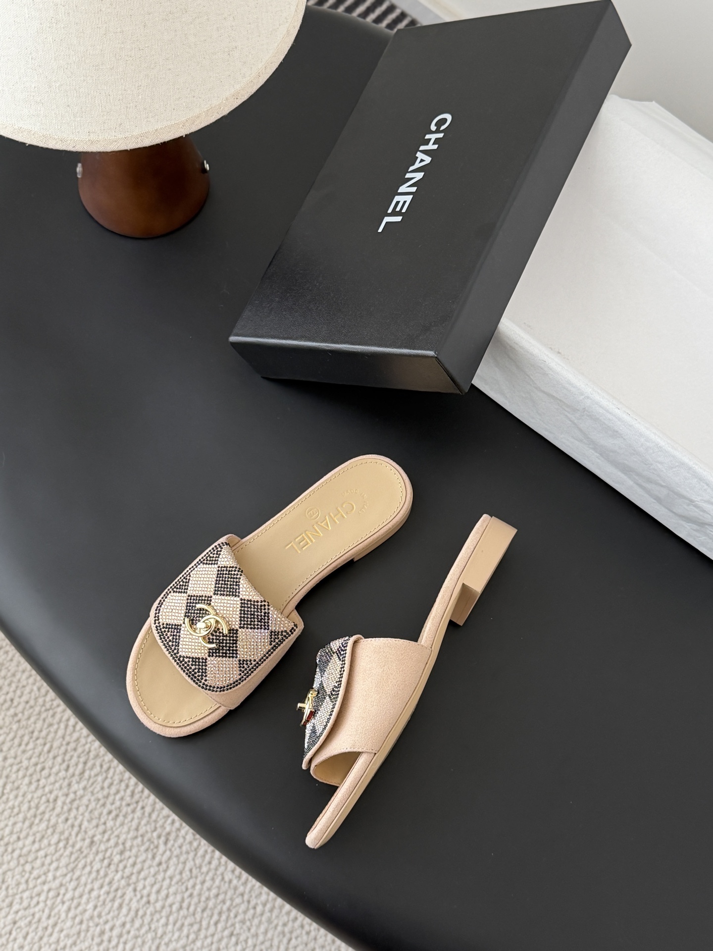 Chanel经典书包扣钻面拖鞋 基础样式鞋型修长秀气 小巧圆形圆头 顶端双C书包点缀 简约而不简单且不失