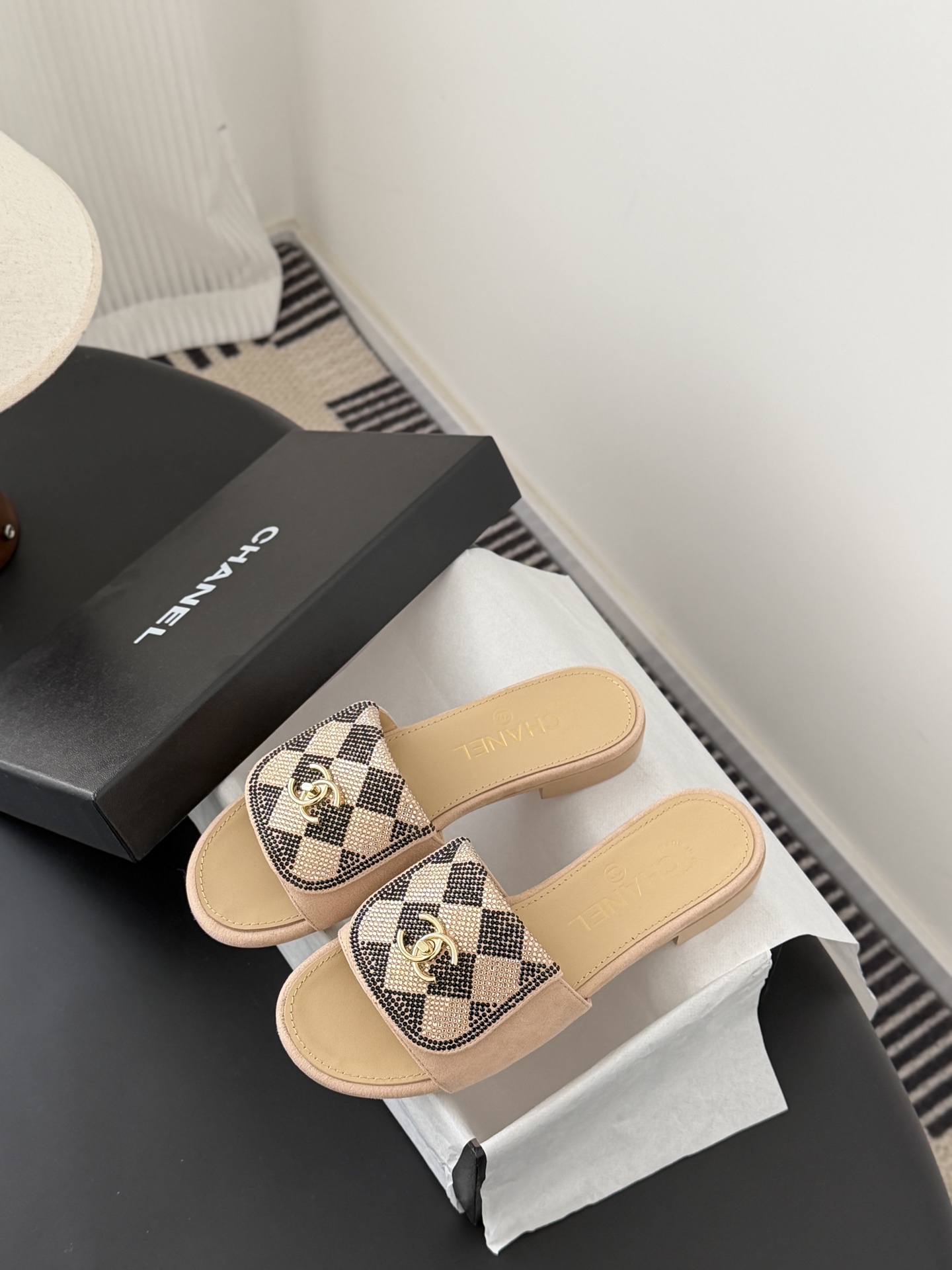 Chanel经典书包扣钻面拖鞋 基础样式鞋型修长秀气 小巧圆形圆头 顶端双C书包点缀 简约而不简单且不失