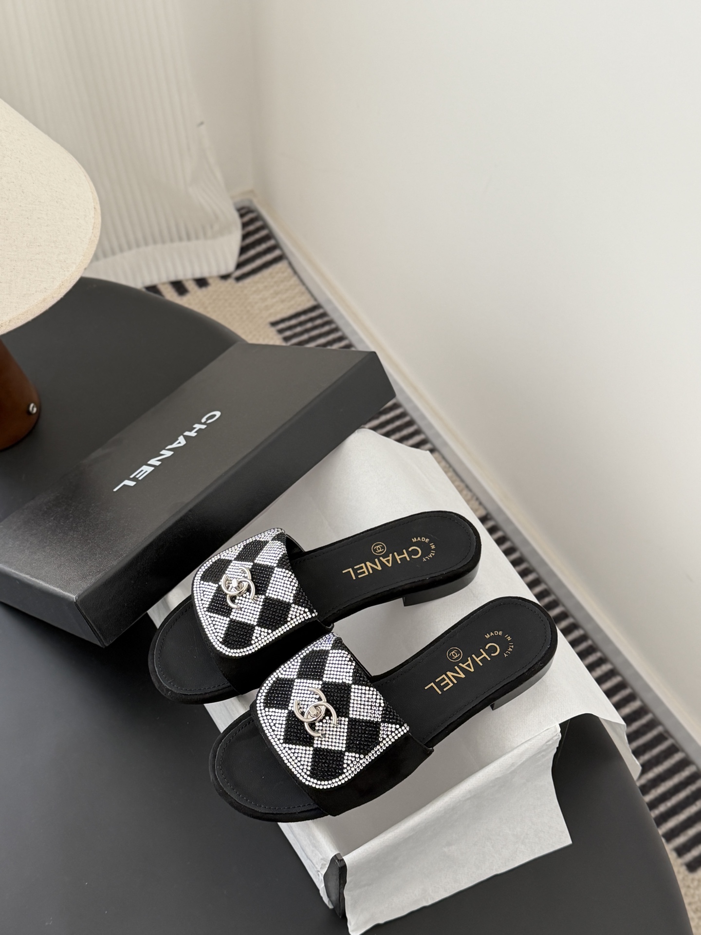 Chanel经典书包扣钻面拖鞋 基础样式鞋型修长秀气 小巧圆形圆头 顶端双C书包点缀 简约而不简单且不失