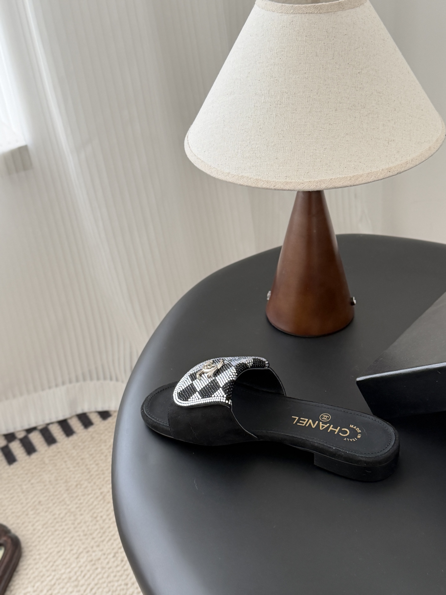 Chanel经典书包扣钻面拖鞋 基础样式鞋型修长秀气 小巧圆形圆头 顶端双C书包点缀 简约而不简单且不失