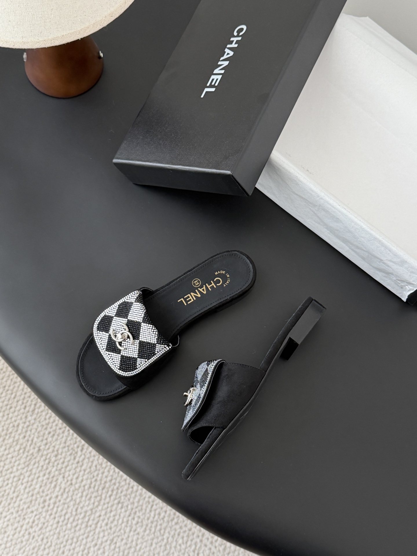 Chanel经典书包扣钻面拖鞋 基础样式鞋型修长秀气 小巧圆形圆头 顶端双C书包点缀 简约而不简单且不失