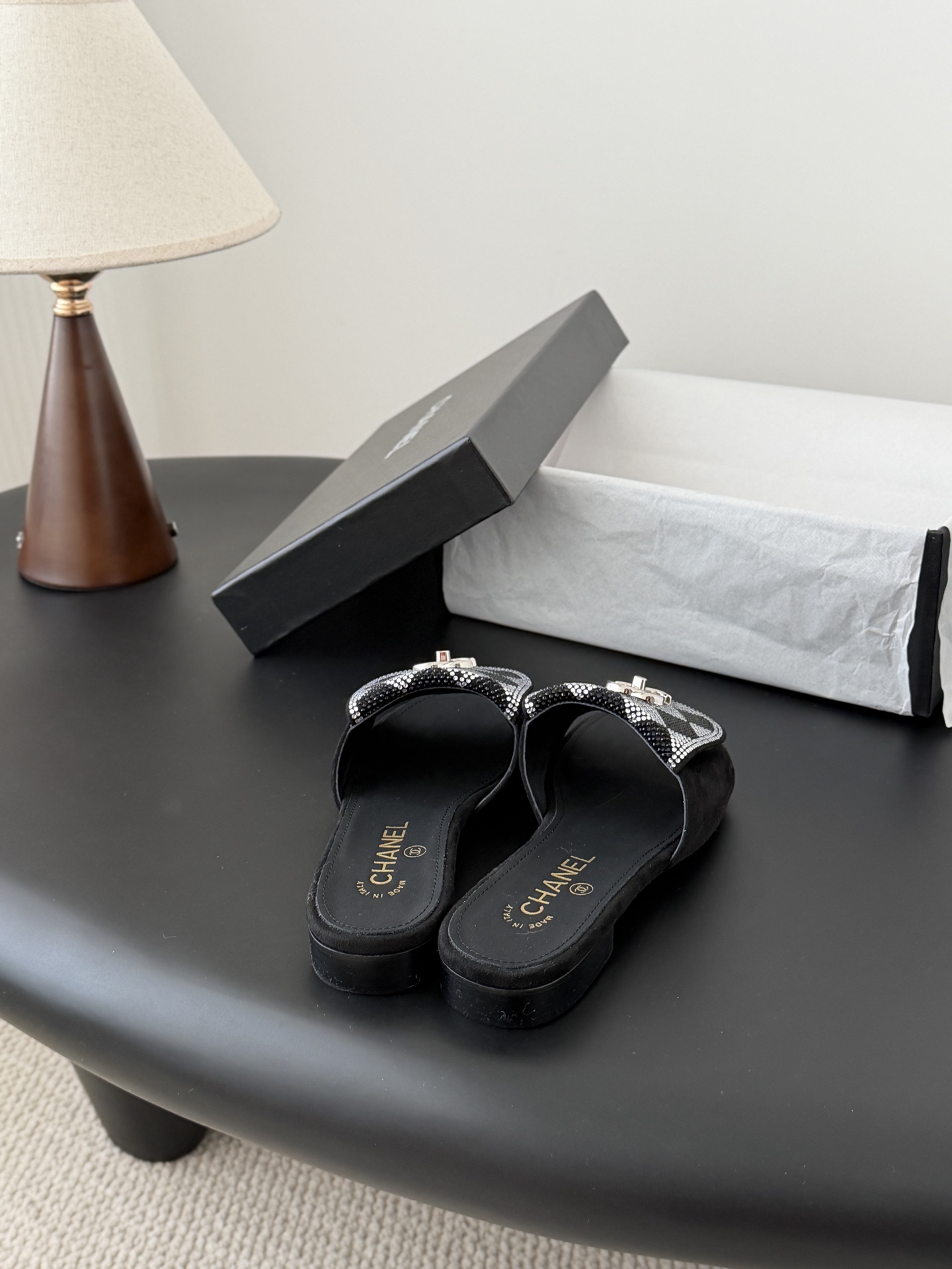 Chanel经典书包扣钻面拖鞋 基础样式鞋型修长秀气 小巧圆形圆头 顶端双C书包点缀 简约而不简单且不失