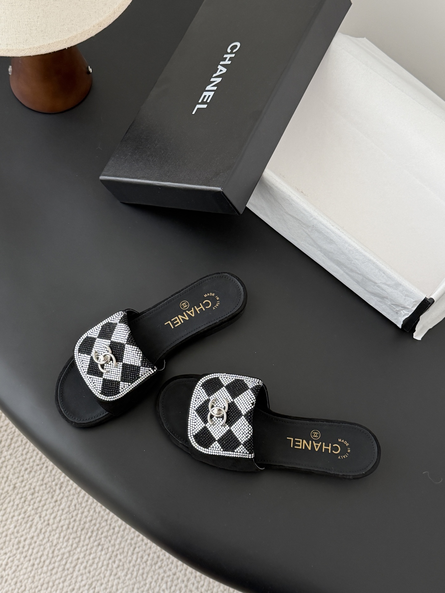 Chanel经典书包扣钻面拖鞋 基础样式鞋型修长秀气 小巧圆形圆头 顶端双C书包点缀 简约而不简单且不失