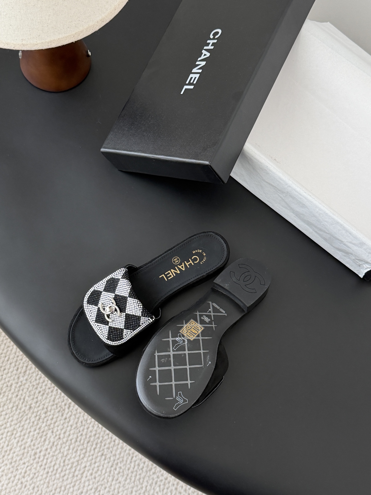 Chanel经典书包扣钻面拖鞋 基础样式鞋型修长秀气 小巧圆形圆头 顶端双C书包点缀 简约而不简单且不失