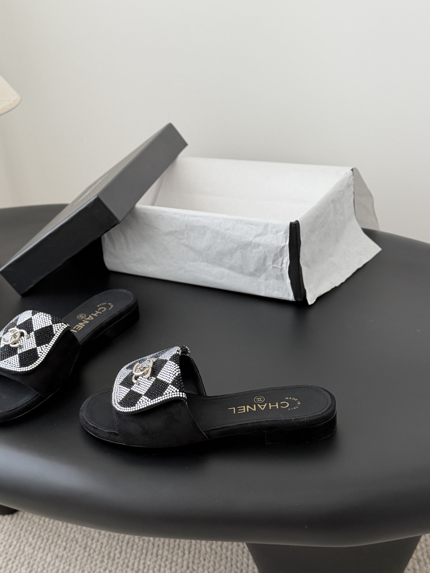 Chanel经典书包扣钻面拖鞋 基础样式鞋型修长秀气 小巧圆形圆头 顶端双C书包点缀 简约而不简单且不失