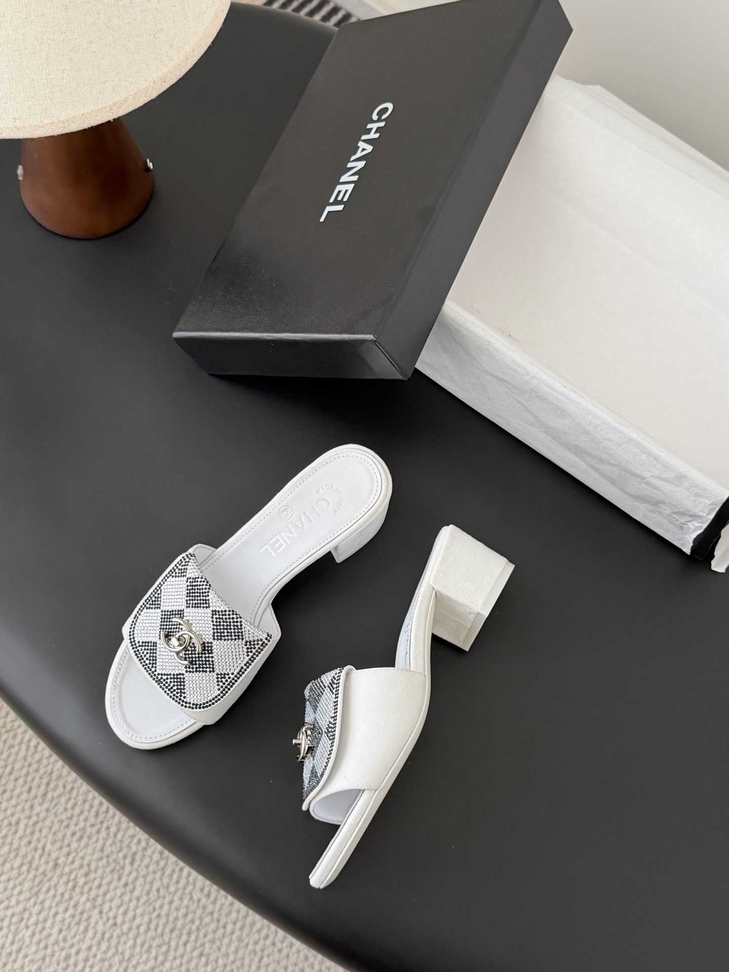 Chanel经典书包扣钻面粗跟凉拖 基础样式鞋型修长秀气 小巧圆形圆头 顶端双C书包点缀 简约而不简单且