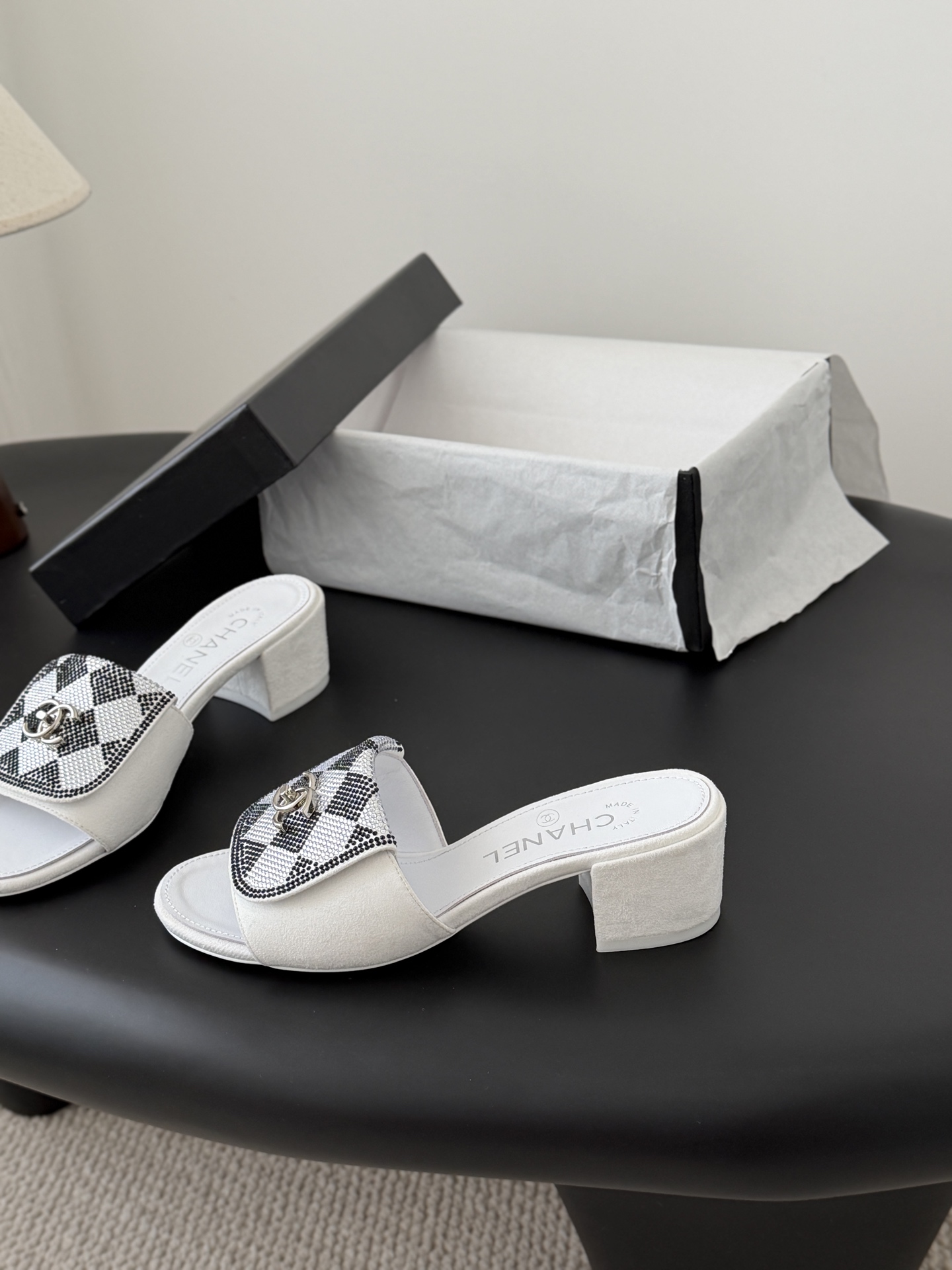 Chanel经典书包扣钻面粗跟凉拖 基础样式鞋型修长秀气 小巧圆形圆头 顶端双C书包点缀 简约而不简单且