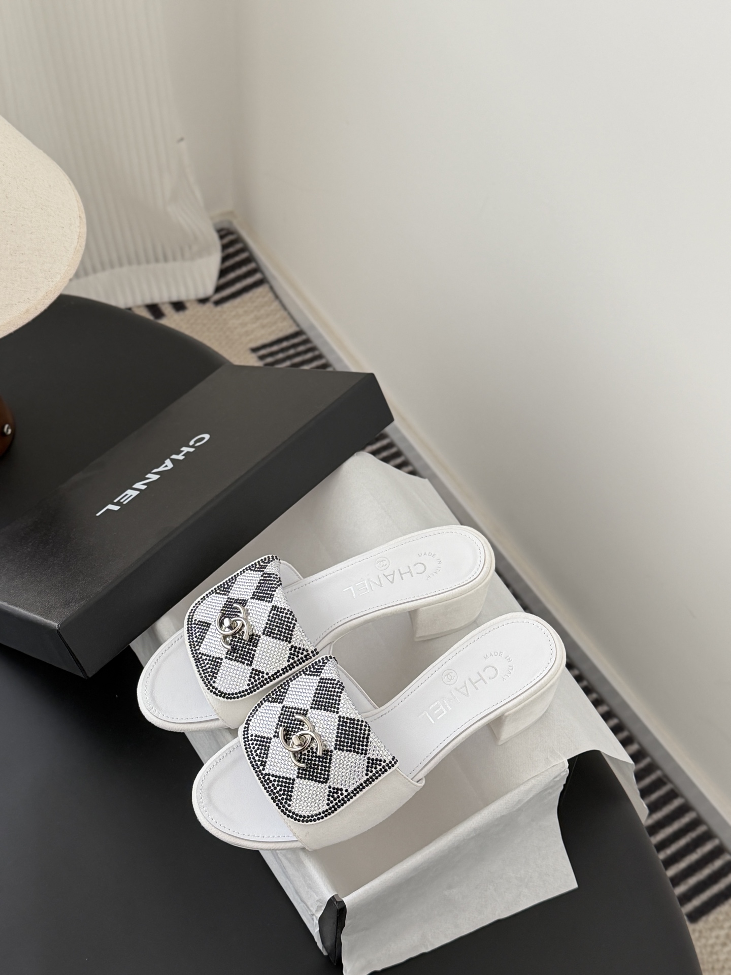 Chanel经典书包扣钻面粗跟凉拖 基础样式鞋型修长秀气 小巧圆形圆头 顶端双C书包点缀 简约而不简单且