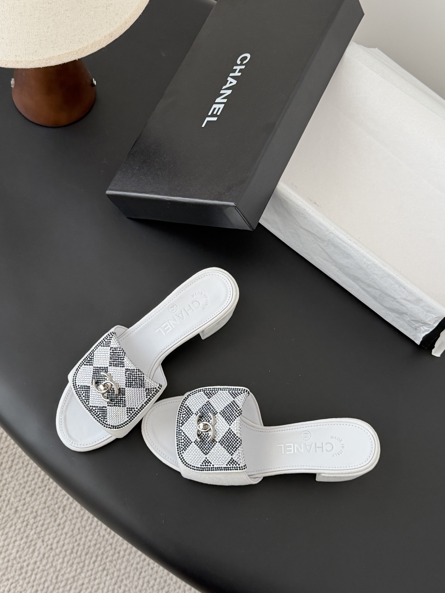 Chanel经典书包扣钻面粗跟凉拖 基础样式鞋型修长秀气 小巧圆形圆头 顶端双C书包点缀 简约而不简单且