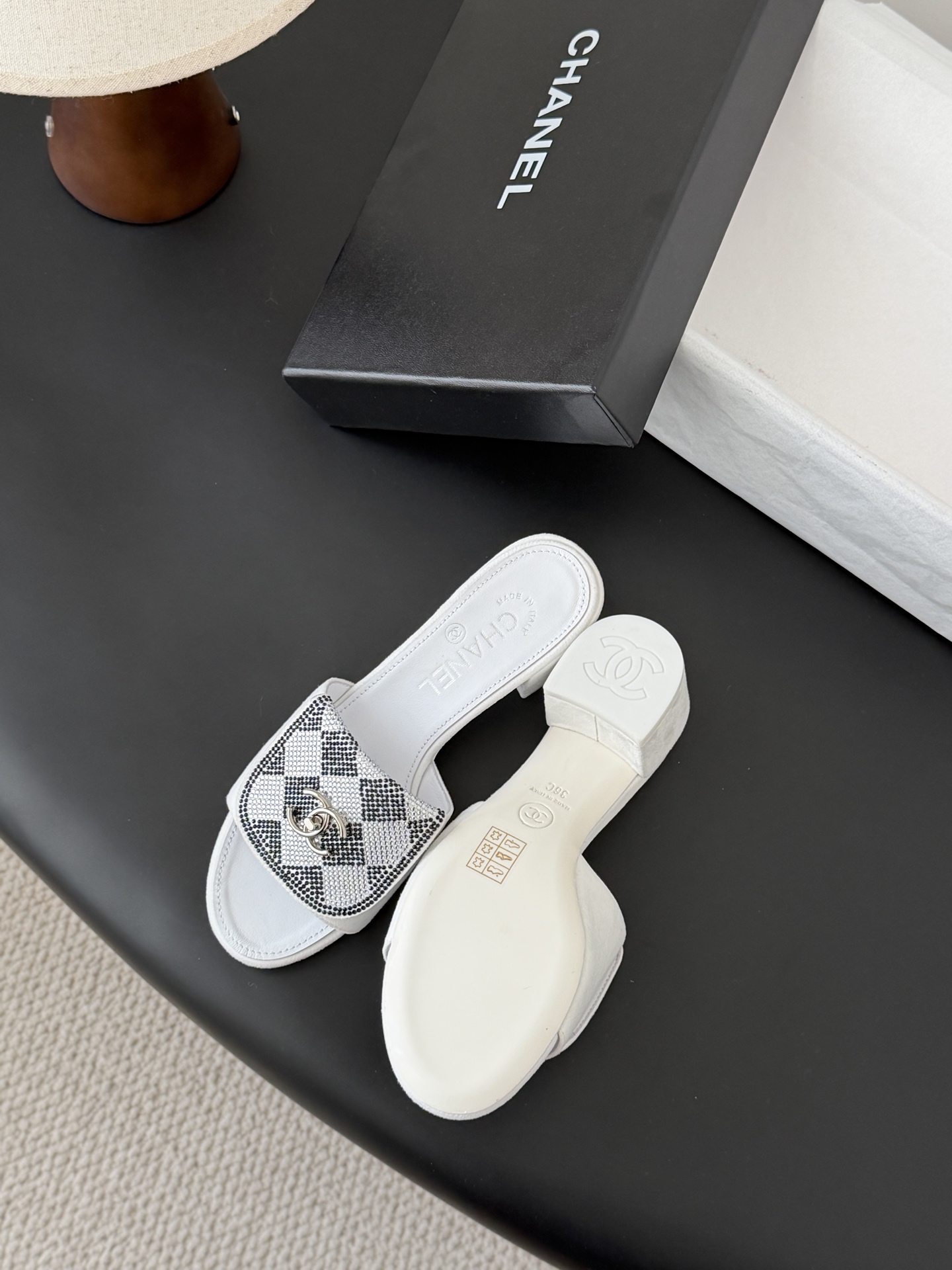 Chanel经典书包扣钻面粗跟凉拖 基础样式鞋型修长秀气 小巧圆形圆头 顶端双C书包点缀 简约而不简单且