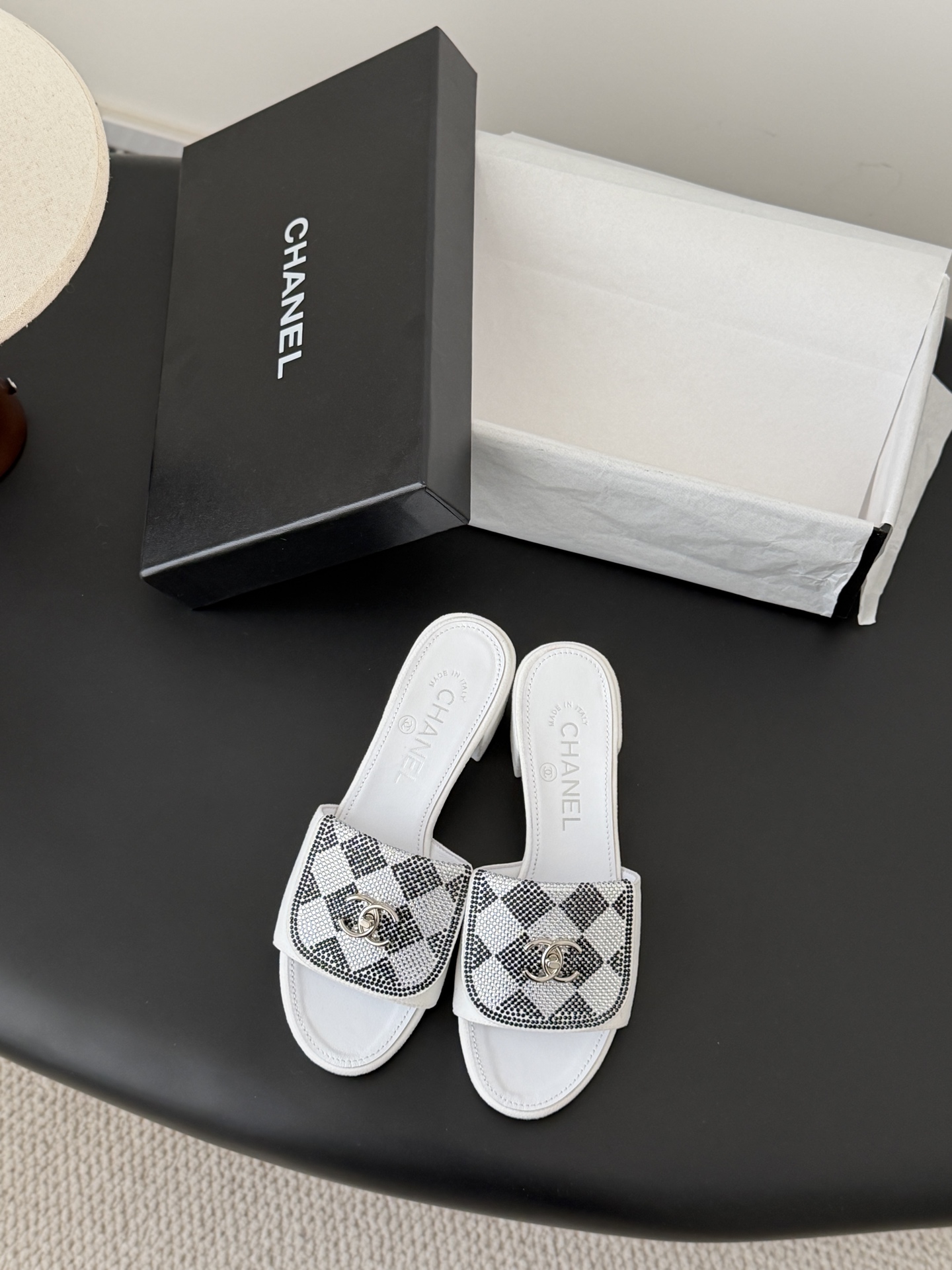 Chanel经典书包扣钻面粗跟凉拖 基础样式鞋型修长秀气 小巧圆形圆头 顶端双C书包点缀 简约而不简单且