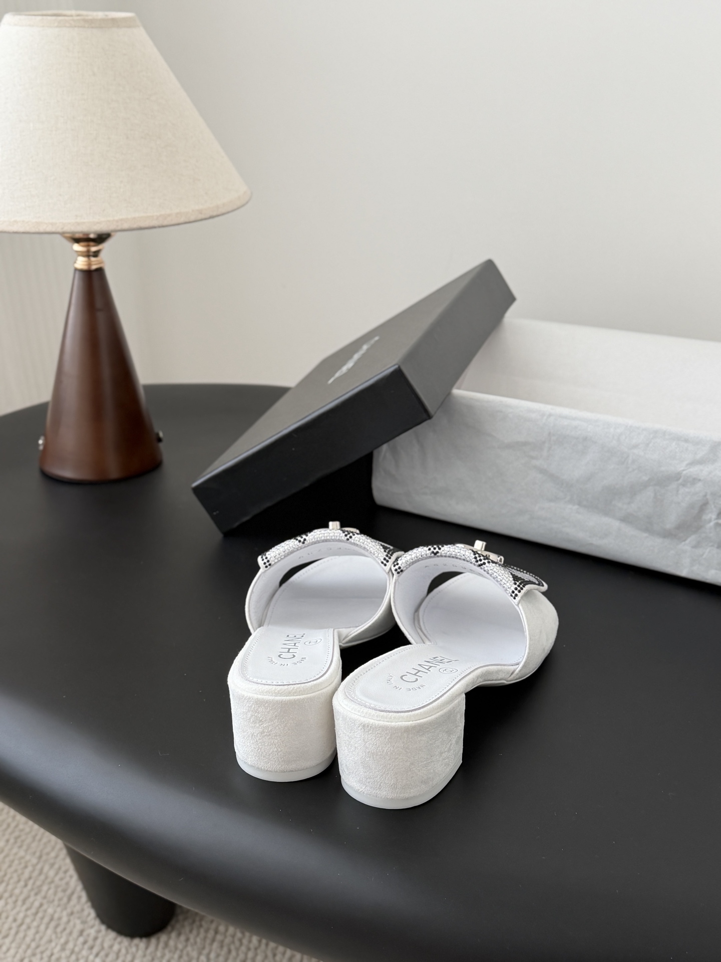 Chanel经典书包扣钻面粗跟凉拖 基础样式鞋型修长秀气 小巧圆形圆头 顶端双C书包点缀 简约而不简单且