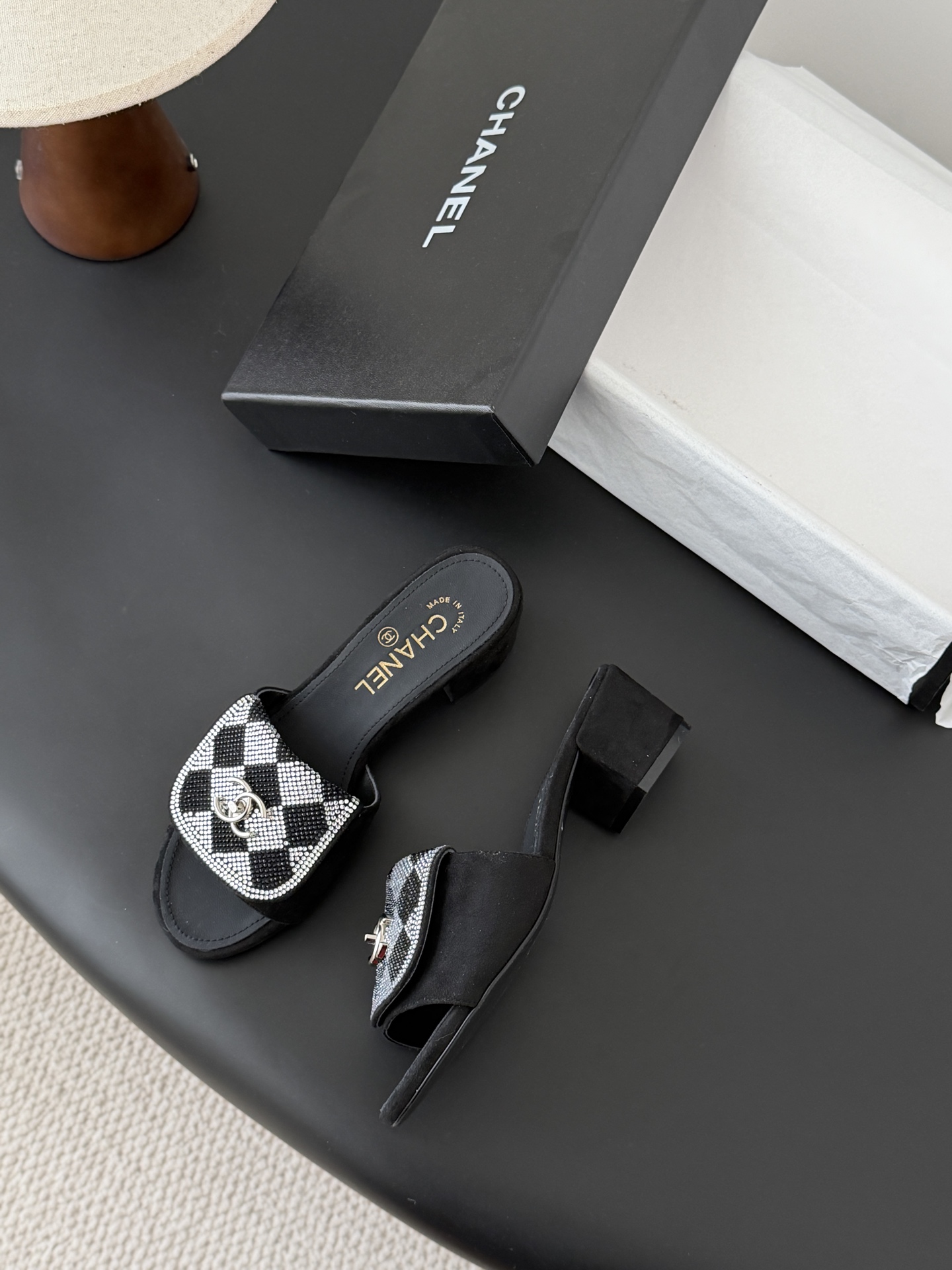 Chanel经典书包扣钻面粗跟凉拖 基础样式鞋型修长秀气 小巧圆形圆头 顶端双C书包点缀 简约而不简单且