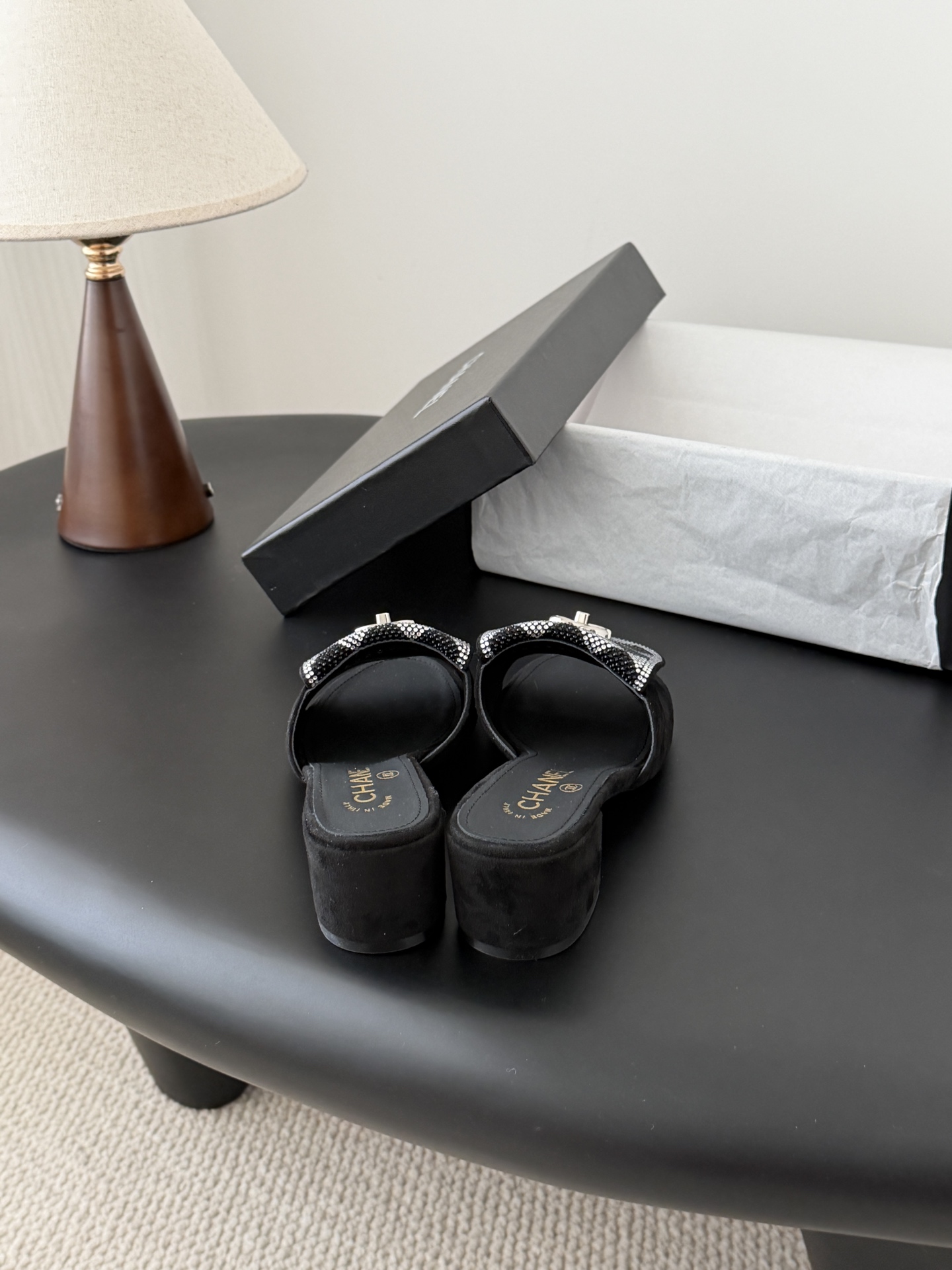 Chanel经典书包扣钻面粗跟凉拖 基础样式鞋型修长秀气 小巧圆形圆头 顶端双C书包点缀 简约而不简单且