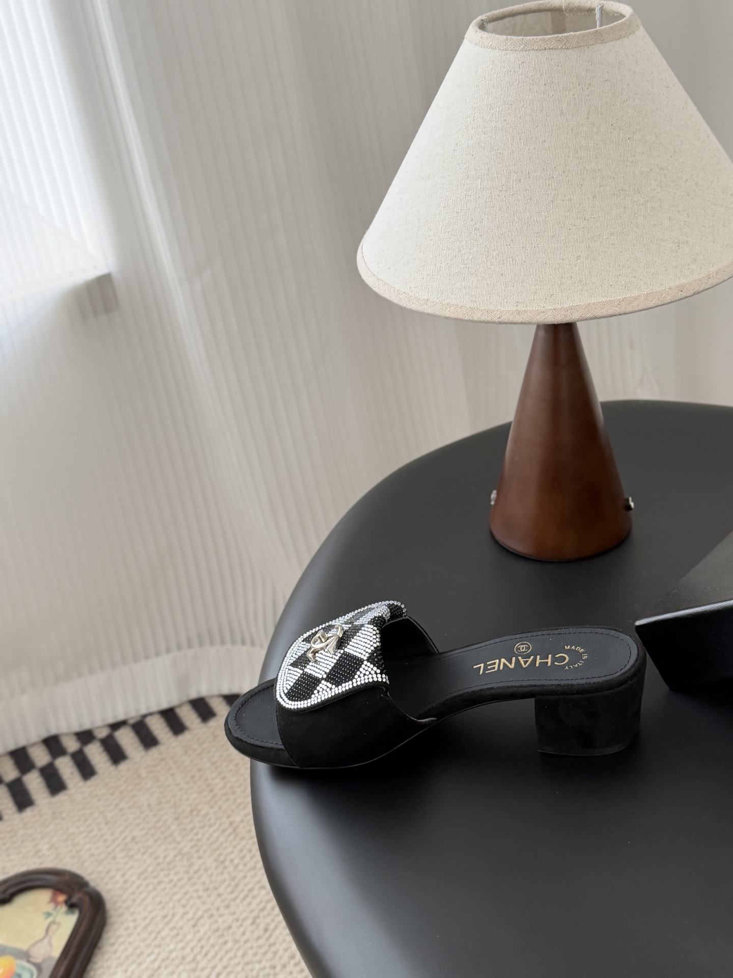 Chanel经典书包扣钻面粗跟凉拖 基础样式鞋型修长秀气 小巧圆形圆头 顶端双C书包点缀 简约而不简单且