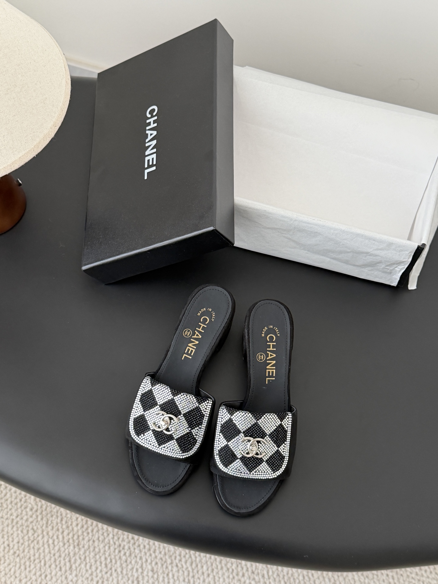 Chanel经典书包扣钻面粗跟凉拖 基础样式鞋型修长秀气 小巧圆形圆头 顶端双C书包点缀 简约而不简单且